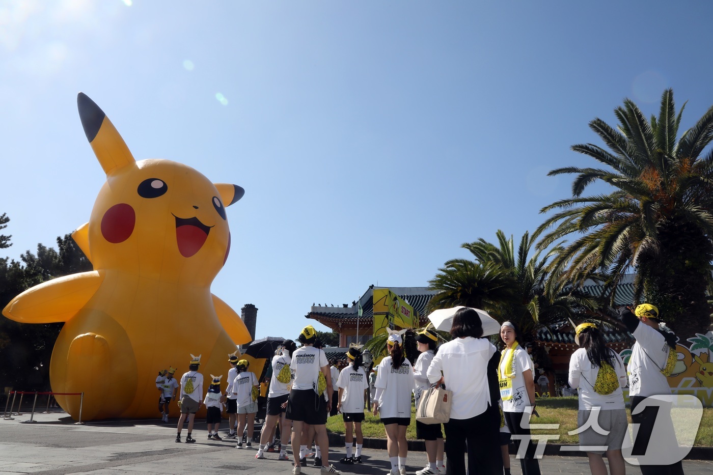 (제주=뉴스1) 고동명 기자 = 11일 오후 제주 서귀포시 중문관광단지에서 열린 '포켓몬 런' 행사장에 대형 피카츄가 설치돼있다.이 행사는 제주관광공사가 26일까지 중문관광단지 일 …