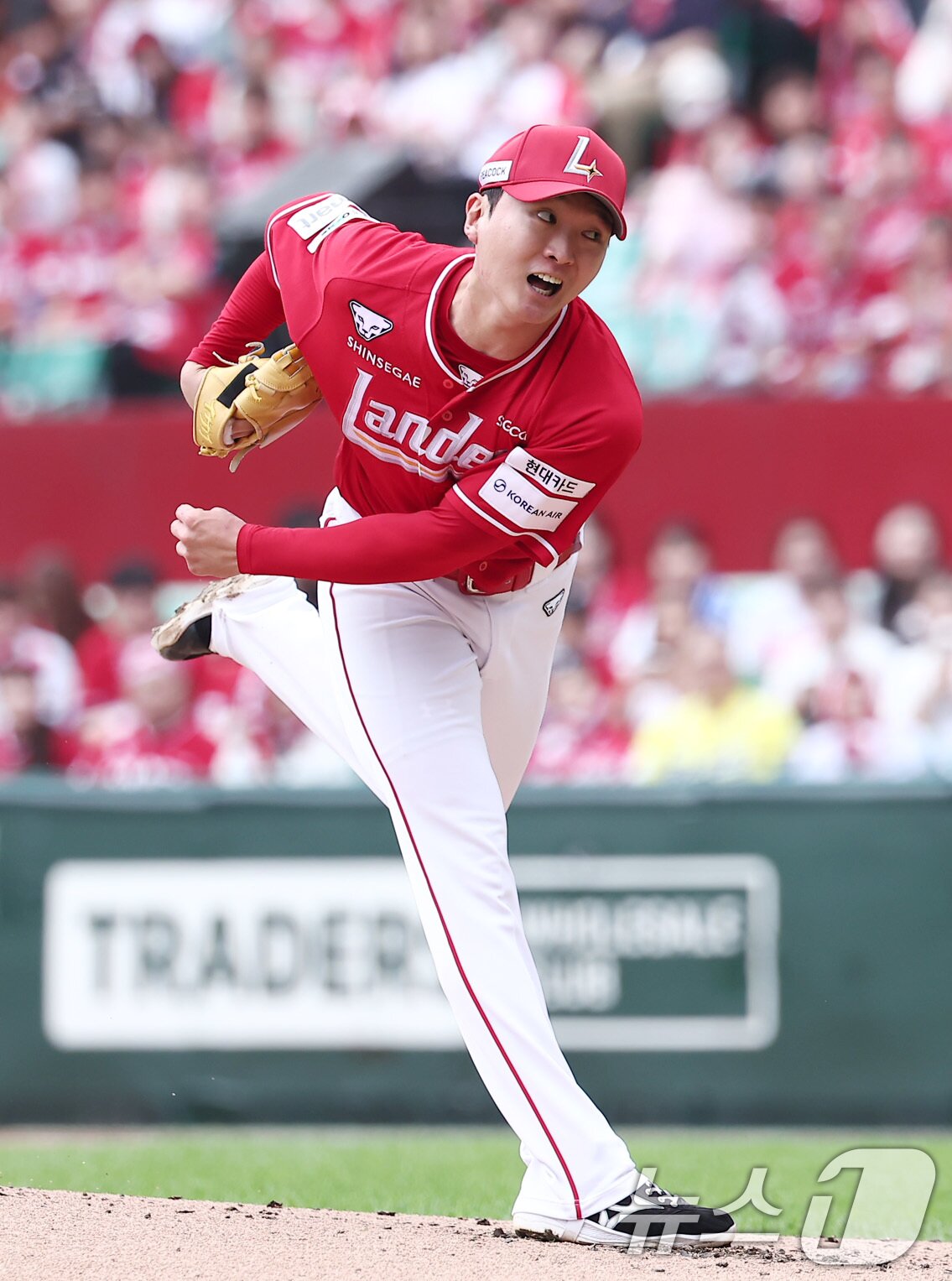 본문 이미지 - 11일 오후 인천 SSG 랜더스필드에서 열린 프로야구 2025 신한 SOL뱅크 KBO 준플레이오프 2차전 삼성 라이온즈와 SSG 랜더스의 경기, SSG 고명준이 2회말 1사 솔로홈런을 터뜨린 후 세리머니를 하고 있다. 2025.10.11/뉴스1 ⓒ News1 김성진 기자