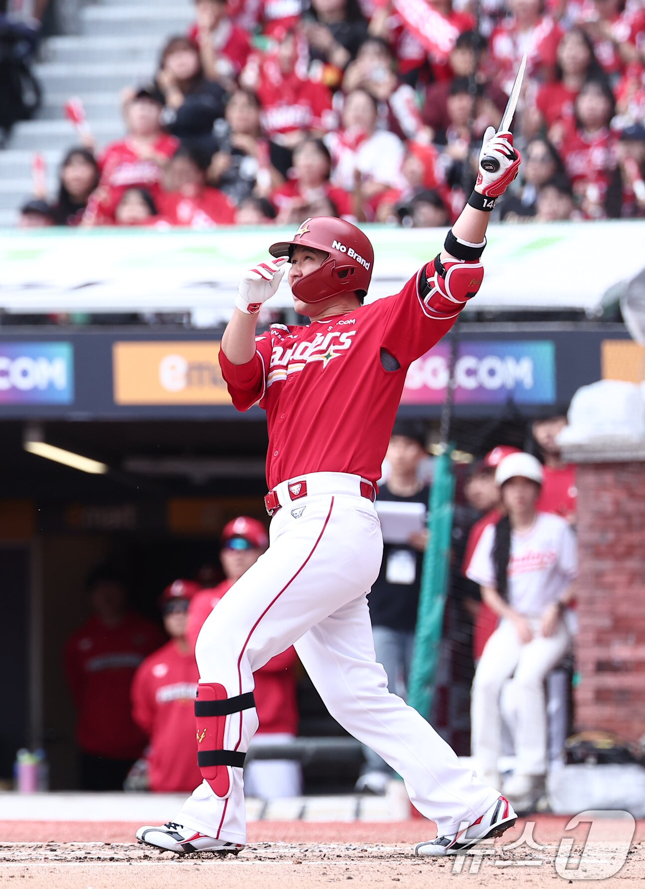 본문 이미지 - 11일 오후 인천 SSG 랜더스필드에서 열린 프로야구 2025 신한 SOL뱅크 KBO 준플레이오프 2차전 삼성 라이온즈와 SSG 랜더스의 경기, SSG 최정이 3회말 2사 2루 상황에서 1타점 적시타를 치고 있다. 2025.10.11 ⓒ 뉴스1 김성진 기자