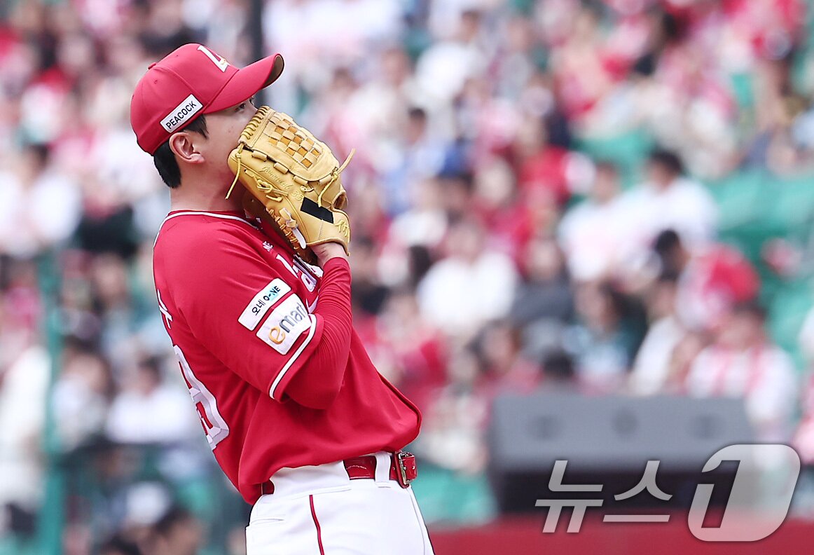 본문 이미지 - 11일 오후 인천 SSG 랜더스필드에서 열린 프로야구 2025 신한 SOL뱅크 KBO 준플레이오프 2차전 삼성 라이온즈와 SSG 랜더스의 경기, SSG 선발 김건우가 4회초 1사 2,3루 상황에서 삼성 디아즈에게 2타점 동점 적시타를 허용한 후 교체 사인이 나오자 아쉬워하고 있다. 2025.10.11/뉴스1 ⓒ News1 김성진 기자