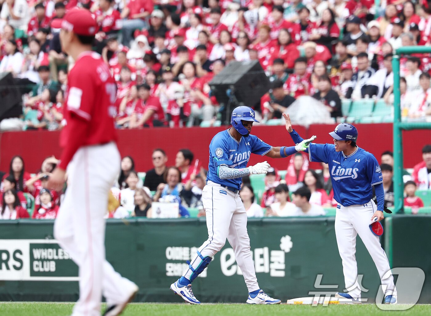 본문 이미지 - 11일 오후 인천 SSG 랜더스필드에서 열린 프로야구 2025 신한 SOL뱅크 KBO 준플레이오프 2차전 삼성 라이온즈와 SSG 랜더스의 경기, 삼성 디아즈가 4회초 1사 2,3루 상황에서 동점 2타점 적시타를 친 후 정병곤 코치와 하이파이브를 하고 있다. 2025.10.11/뉴스1 ⓒ News1 김성진 기자