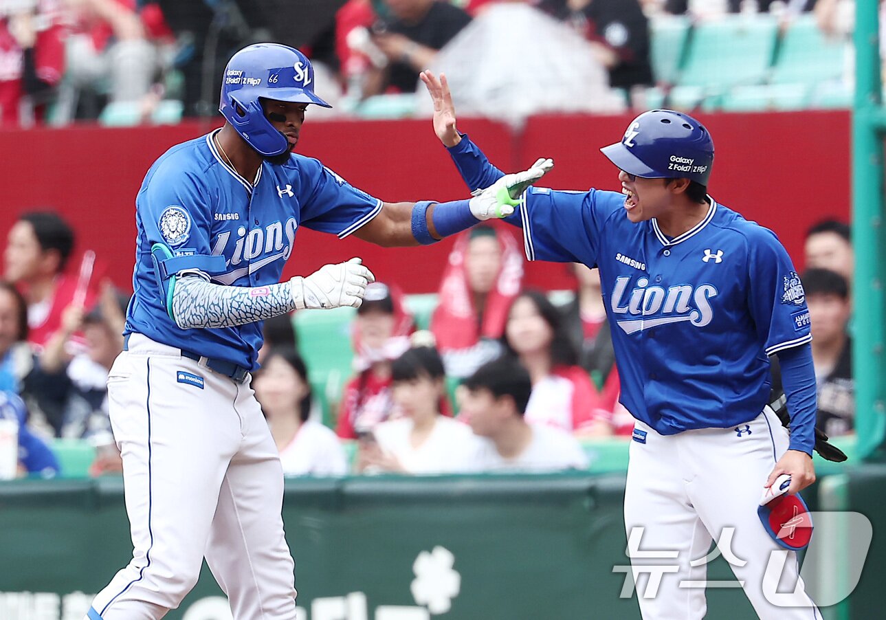 본문 이미지 - 11일 오후 인천 SSG 랜더스필드에서 열린 프로야구 2025 신한 SOL뱅크 KBO 준플레이오프 2차전 삼성 라이온즈와 SSG 랜더스의 경기, 삼성 디아즈가 4회초 1사 2,3루 상황에서 동점 2타점 적시타를 친 후 정병곤 코치와 하이파이브를 하고 있다. 2025.10.11/뉴스1 ⓒ News1 김성진 기자