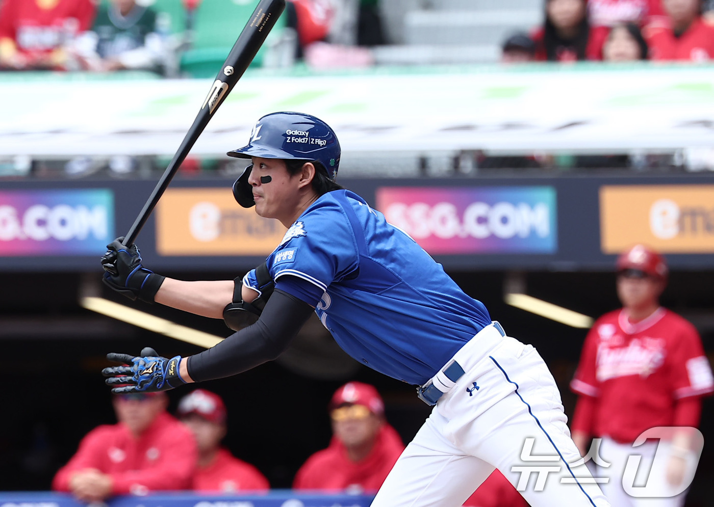 (인천=뉴스1) 김성진 기자 = 11일 오후 인천 SSG 랜더스필드에서 열린 프로야구 2025 신한 SOL뱅크 KBO 준플레이오프 2차전 삼성 라이온즈와 SSG 랜더스의 경기, 삼 …