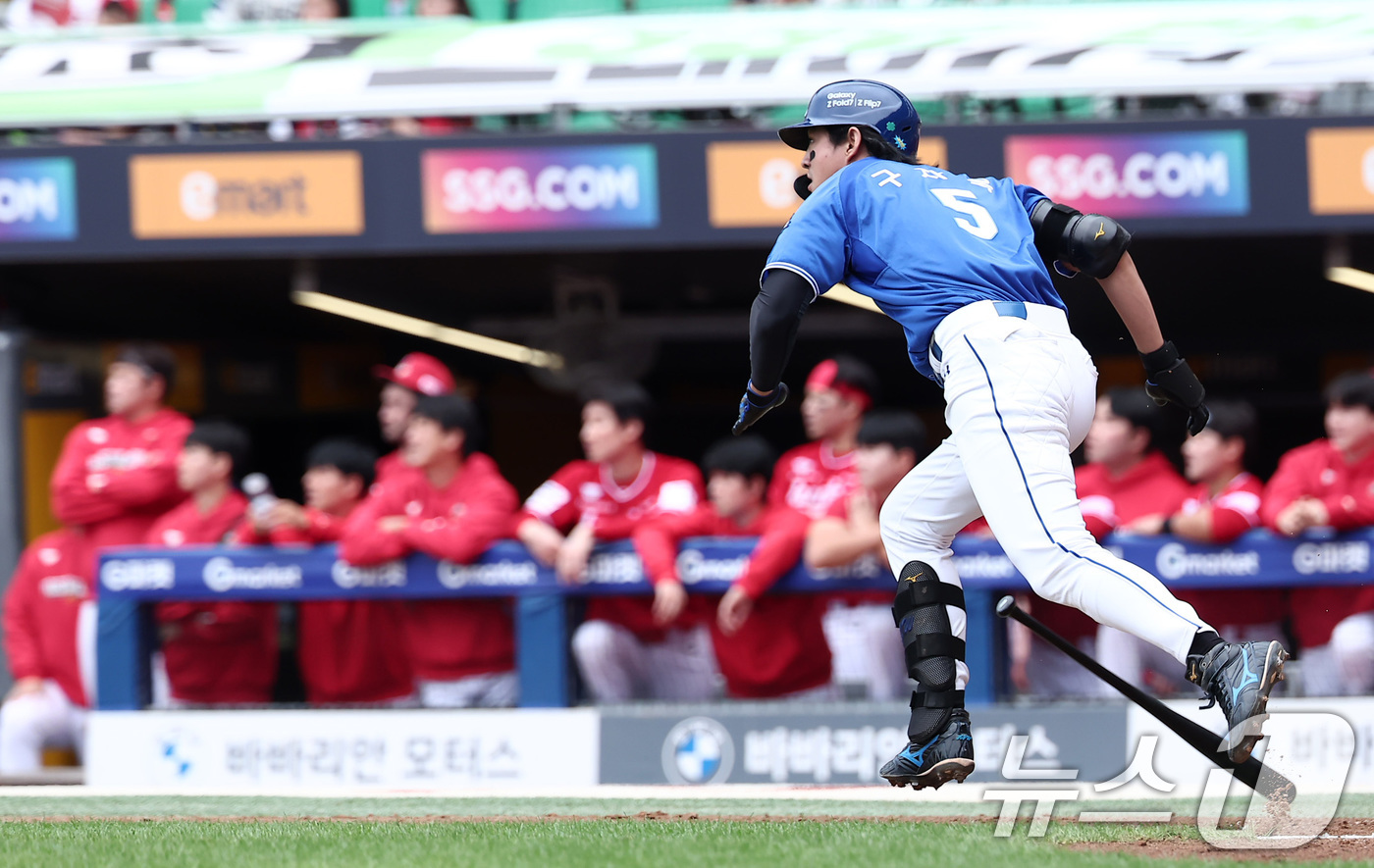 (인천=뉴스1) 김성진 기자 = 11일 오후 인천 SSG 랜더스필드에서 열린 프로야구 2025 신한 SOL뱅크 KBO 준플레이오프 2차전 삼성 라이온즈와 SSG 랜더스의 경기, 삼 …