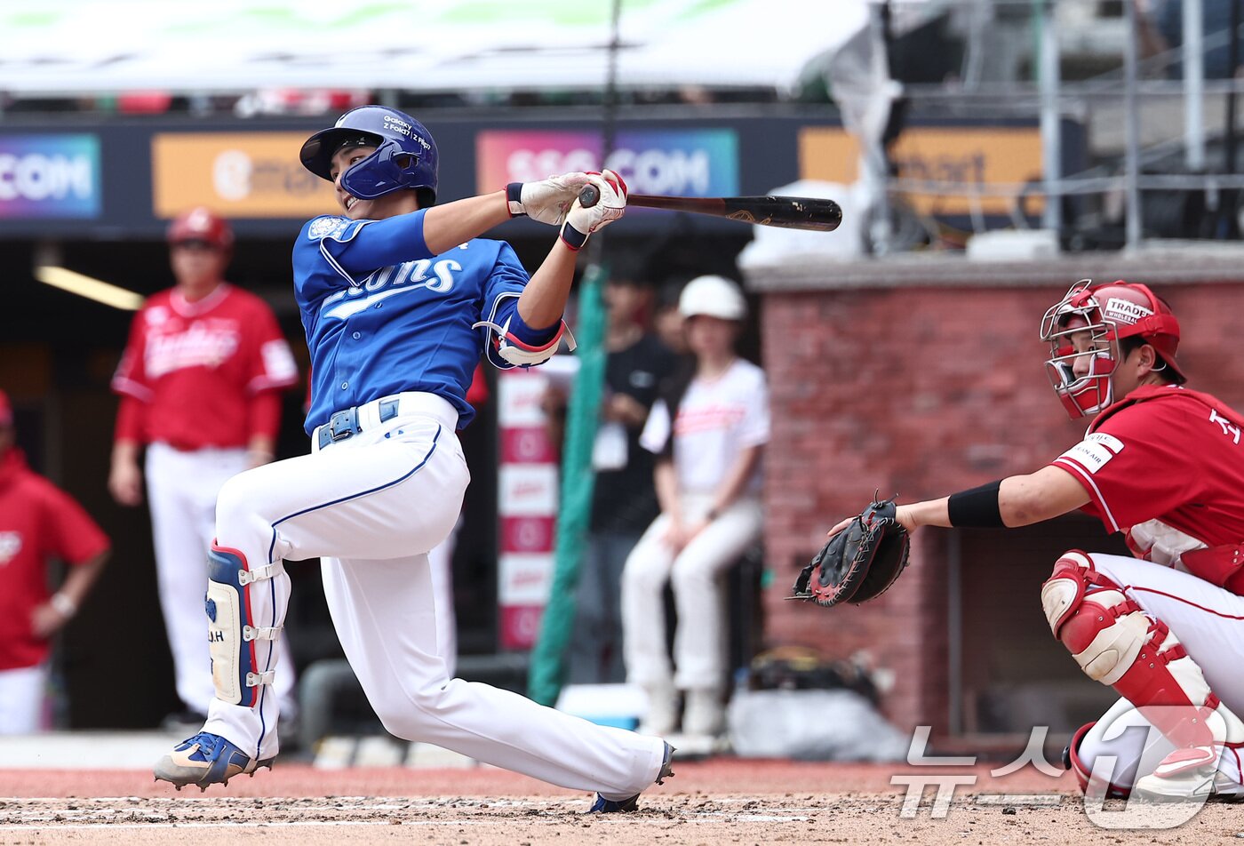 본문 이미지 - 11일 오후 인천 SSG 랜더스필드에서 열린 프로야구 2025 신한 SOL뱅크 KBO 준플레이오프 2차전 삼성 라이온즈와 SSG 랜더스의 경기, 삼성 이재현이 4회초 무사 선두타자로 나서 안타를 치고 있다. 2025.10.11/뉴스1 ⓒ News1 김성진 기자