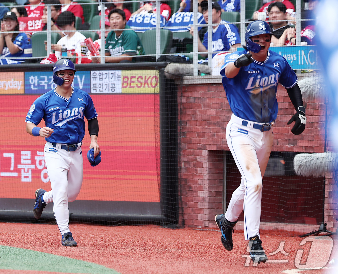 (인천=뉴스1) 김성진 기자 = 11일 오후 인천 SSG 랜더스필드에서 열린 프로야구 2025 신한 SOL뱅크 KBO 준플레이오프 2차전 삼성 라이온즈와 SSG 랜더스의 경기, 삼 …