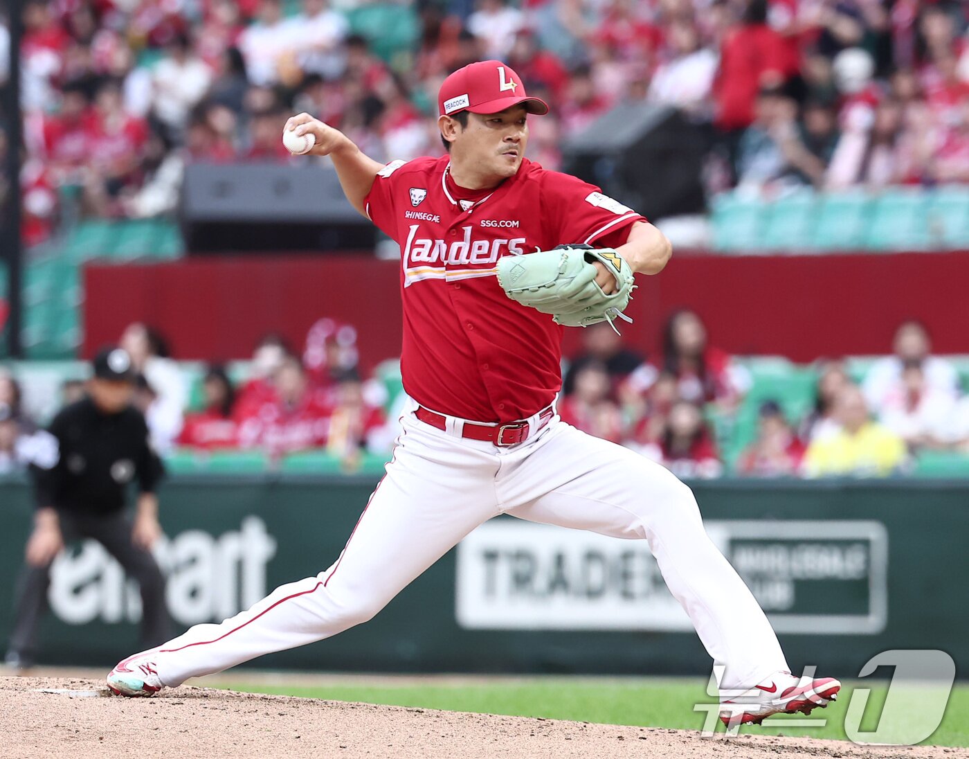 본문 이미지 - 11일 오후 인천 SSG 랜더스필드에서 열린 프로야구 2025 신한 SOL뱅크 KBO 준플레이오프 2차전 삼성 라이온즈와 SSG 랜더스의 경기, SSG 노경은이 6회초 투구하고 있다. 2025.10.11/뉴스1 ⓒ News1 김성진 기자