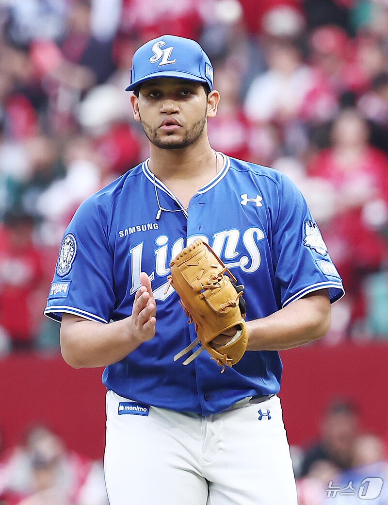 본문 이미지 - 11일 오후 인천 SSG 랜더스필드에서 열린 프로야구 2025 신한 SOL뱅크 KBO 준플레이오프 2차전 삼성 라이온즈와 SSG 랜더스의 경기, 삼성 선발 가라비토가 6회말 2사 SSG 김성욱을 중견수 플라이로 아웃시킨 후 박수를 치며 더그아웃으로 향하고 있다. 2025.10.11/뉴스1 ⓒ News1 김성진 기자