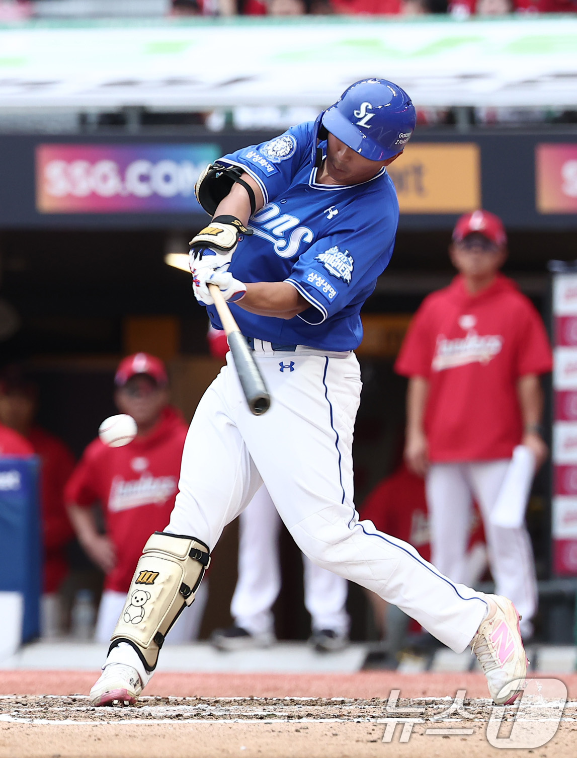 (인천=뉴스1) 김성진 기자 = 11일 오후 인천 SSG 랜더스필드에서 열린 프로야구 2025 신한 SOL뱅크 KBO 준플레이오프 2차전 삼성 라이온즈와 SSG 랜더스의 경기, 삼 …