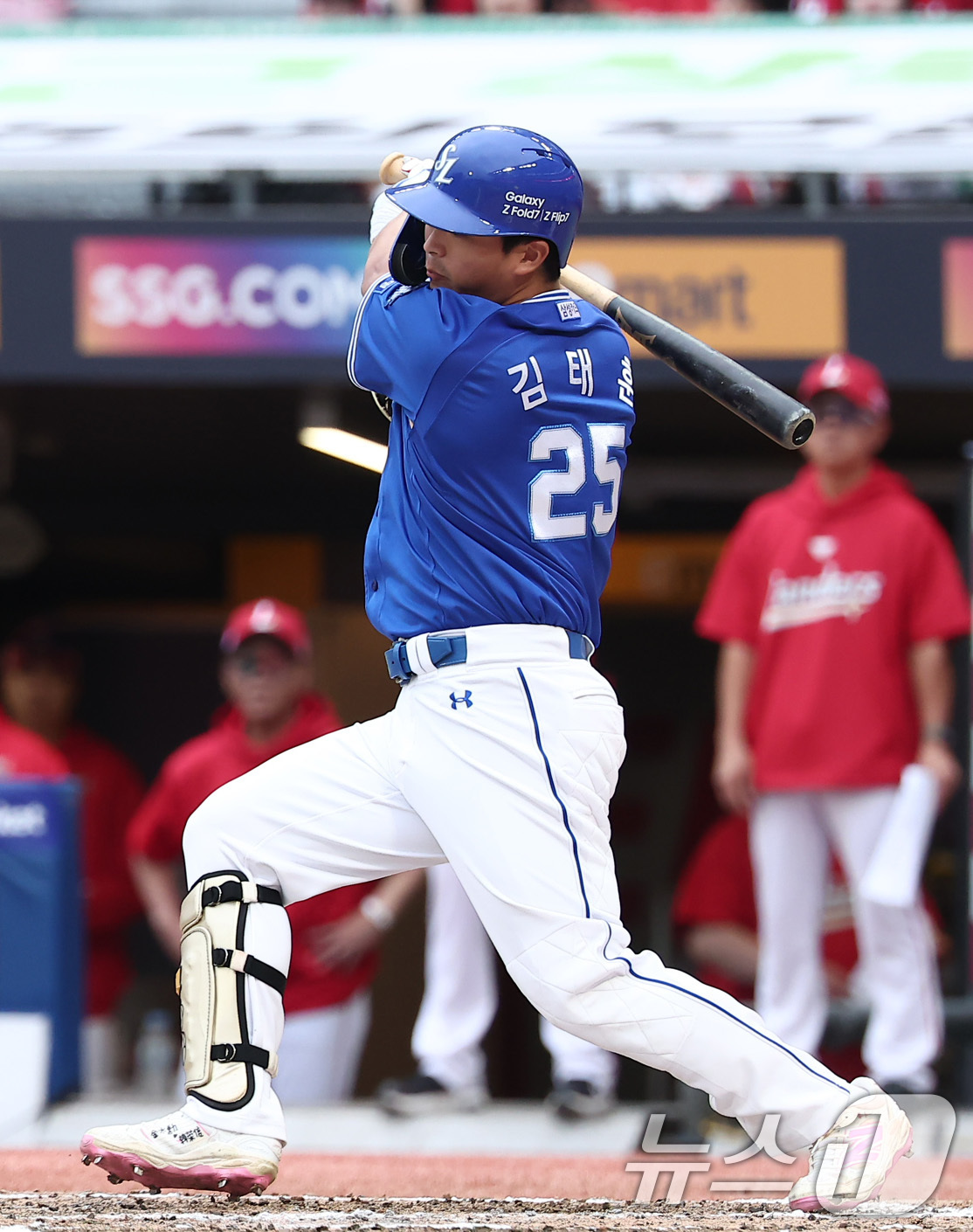 (인천=뉴스1) 김성진 기자 = 11일 오후 인천 SSG 랜더스필드에서 열린 프로야구 2025 신한 SOL뱅크 KBO 준플레이오프 2차전 삼성 라이온즈와 SSG 랜더스의 경기, 삼 …