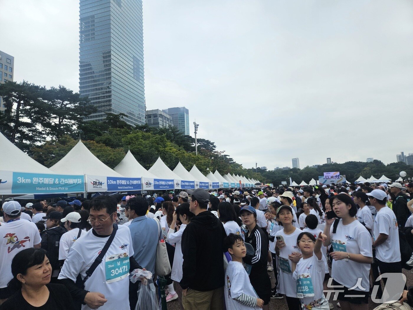 본문 이미지 - 11일 서울 여의도공원 일대에서 &#39;디즈니런 서울 2025&#39;&#40;Disney Run 2025&#41;이 개최됐다.ⓒ 뉴스1/김진희 기자.