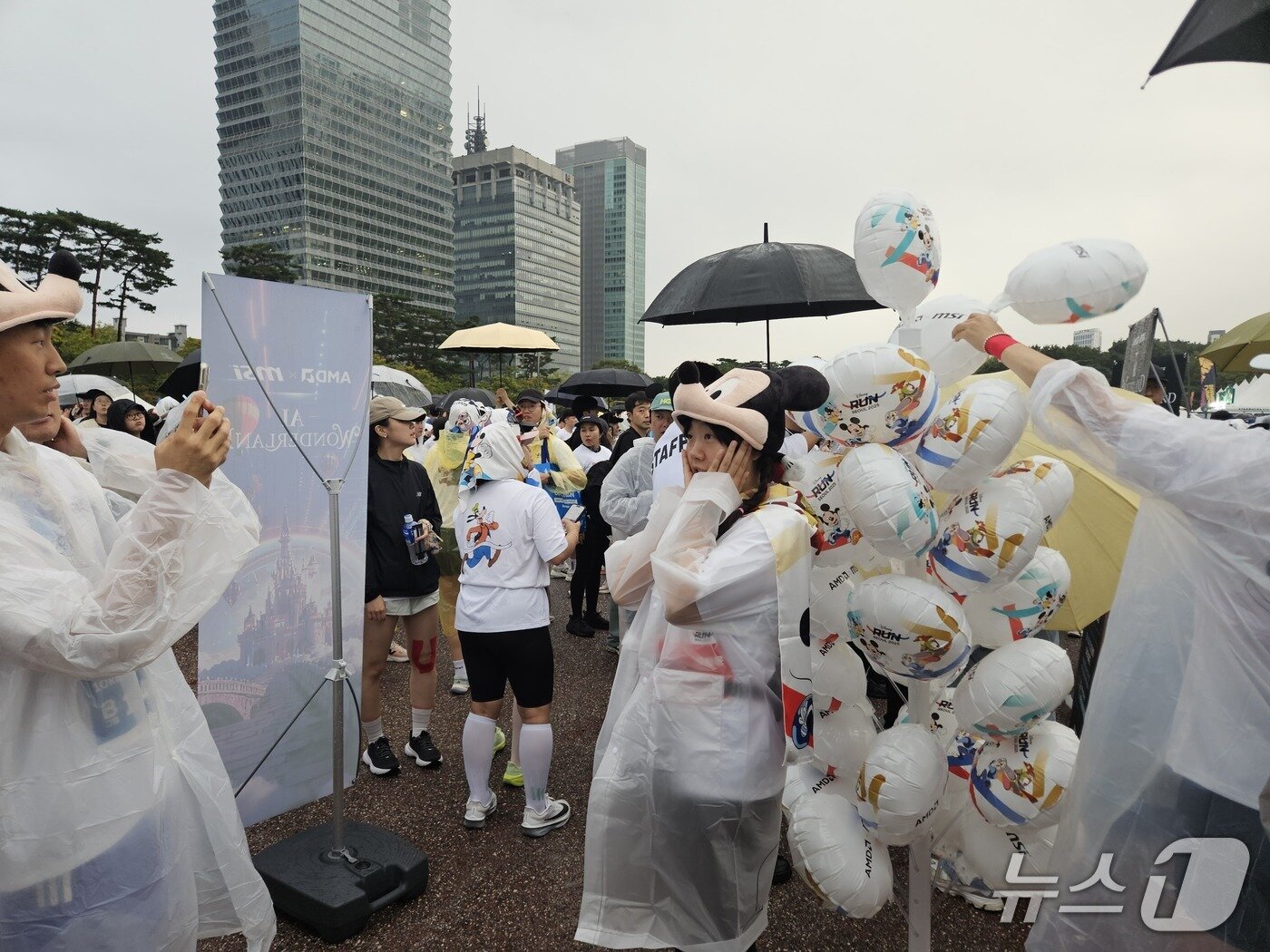 본문 이미지 - 11일 서울 여의도공원 일대에서 &#39;디즈니런 서울 2025&#39;&#40;Disney Run 2025&#41;이 개최됐다.ⓒ 뉴스1/김진희 기자.