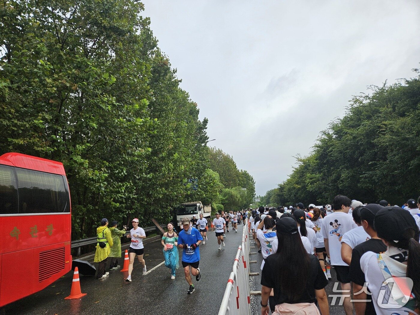 본문 이미지 - 11일 서울 여의도공원 일대에서 &#39;디즈니런 서울 2025&#39;&#40;Disney Run 2025&#41;이 개최됐다.ⓒ 뉴스1/김진희 기자.