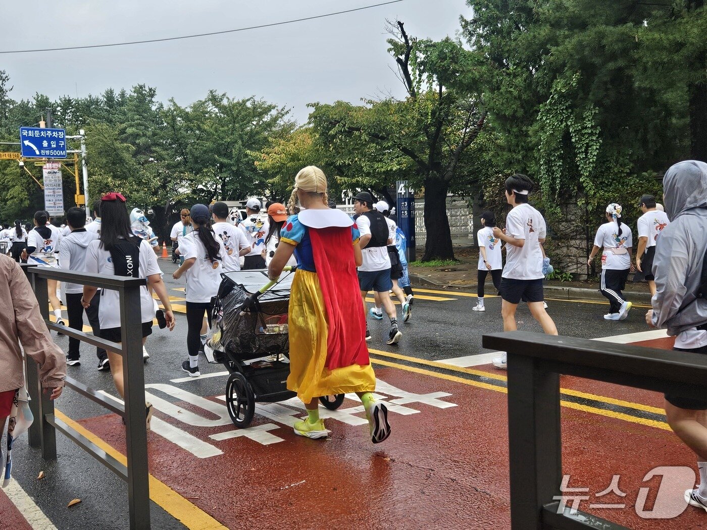 본문 이미지 - 11일 서울 여의도공원 일대에서 &#39;디즈니런 서울 2025&#39;&#40;Disney Run 2025&#41;이 개최됐다.ⓒ 뉴스1/김진희 기자.