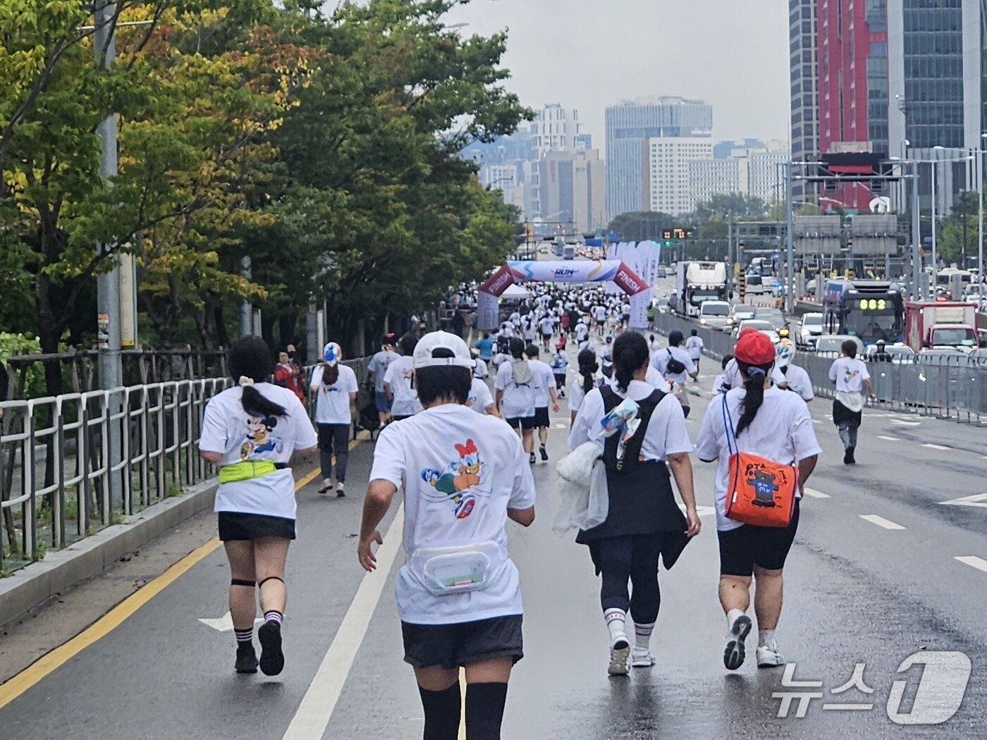 본문 이미지 - 11일 서울 여의도공원 일대에서 &#39;디즈니런 서울 2025&#39;&#40;Disney Run 2025&#41;이 개최됐다.ⓒ 뉴스1/김진희 기자.