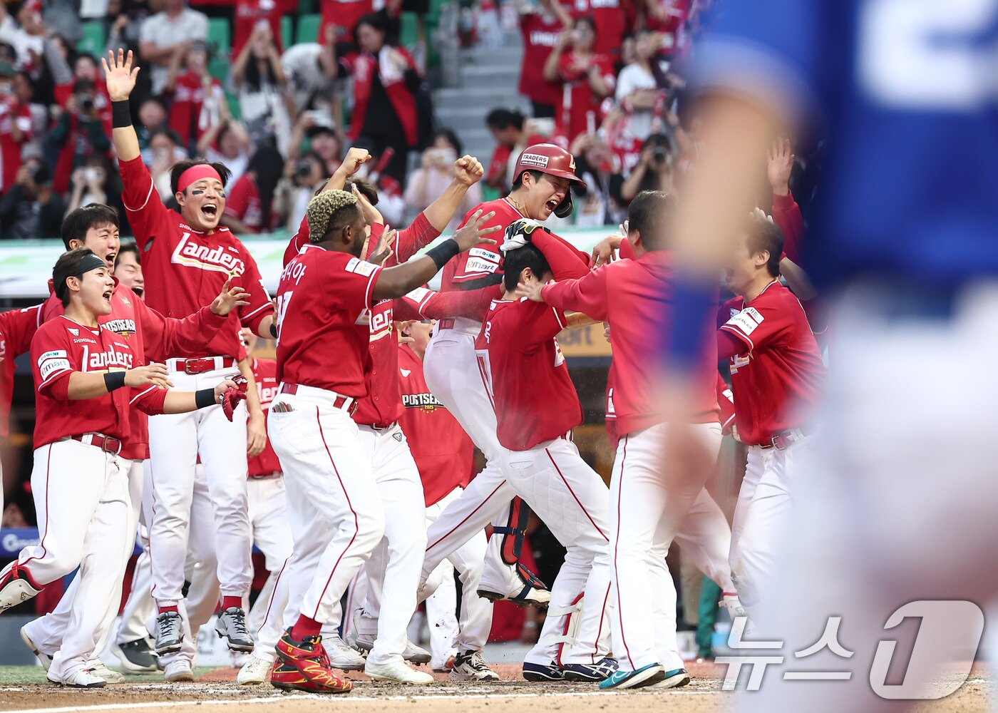 본문 이미지 - 11일 오후 인천 SSG 랜더스필드에서 열린 프로야구 2025 신한 SOL뱅크 KBO 준플레이오프 2차전 삼성 라이온즈와 SSG 랜더스의 경기, SSG 김성욱이 9회말 1사 끝내기 솔로홈런을 터뜨리고 있다. 2025.10.11/뉴스1 ⓒ News1 김성진 기자