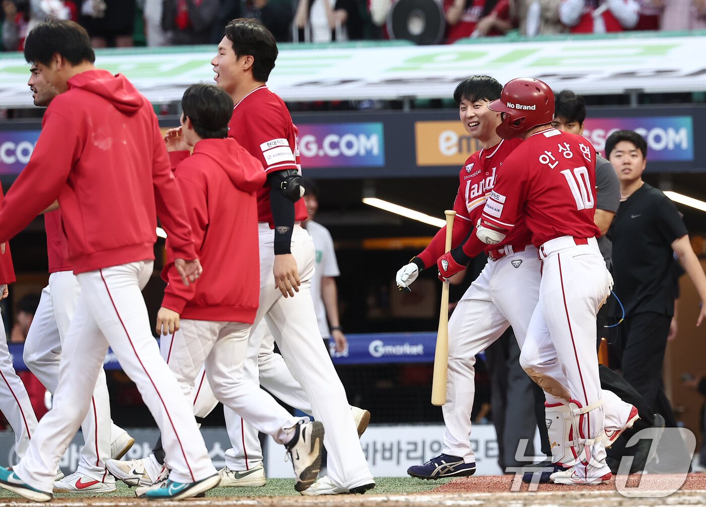 본문 이미지 - 11일 오후 인천 SSG 랜더스필드에서 열린 프로야구 2025 신한 SOL뱅크 KBO 준플레이오프 2차전 삼성 라이온즈와 SSG 랜더스의 경기, SSG 김성욱이 9회말 1사 끝내기 솔로홈런을 터뜨리고 있다. ⓒ News1 김성진 기자