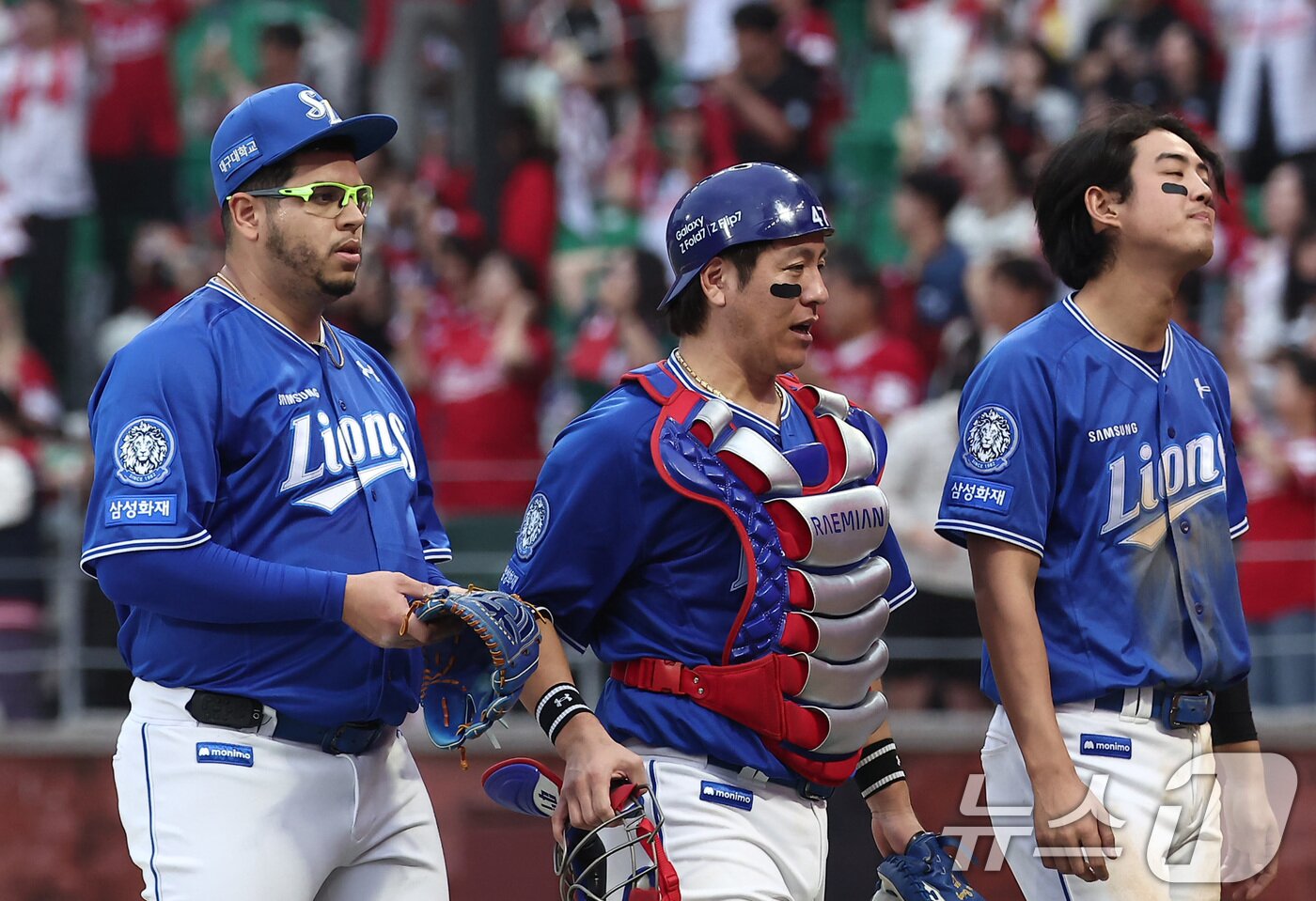 본문 이미지 - 11일 오후 인천 SSG 랜더스필드에서 열린 프로야구 2025 신한 SOL뱅크 KBO 준플레이오프 2차전 삼성 라이온즈와 SSG 랜더스의 경기, 삼성 후라도, 강민호, 구자욱이 3-4로 끝내기 패배를 당한 후 더그아웃으로 향하고 있다. 2025.10.11/뉴스1 ⓒ News1 김성진 기자