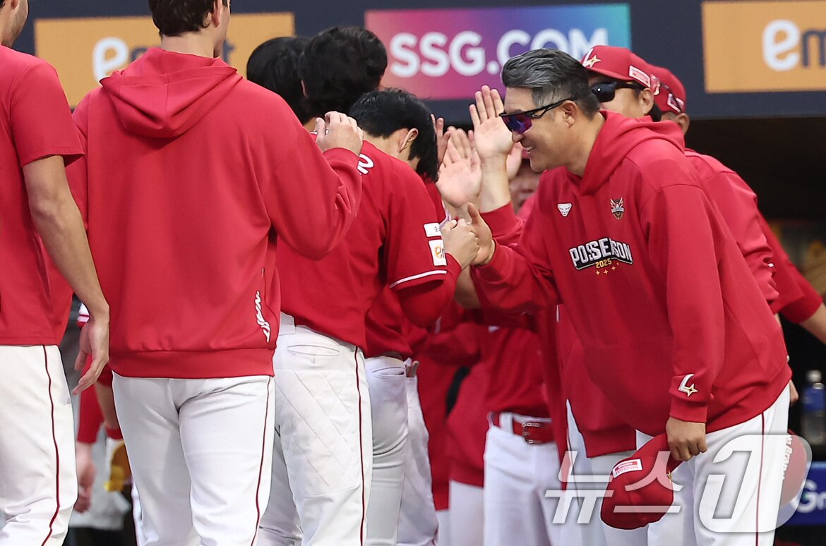 본문 이미지 - 11일 오후 인천 SSG 랜더스필드에서 열린 프로야구 2025 신한 SOL뱅크 KBO 준플레이오프 2차전 삼성 라이온즈와 SSG 랜더스의 경기, SSG 이숭용 감독이 9회말 1사 끝내기 솔로홈런을 터뜨린 김성욱에게 인사하고 있다. 2025.10.11/뉴스1 ⓒ News1 김성진 기자