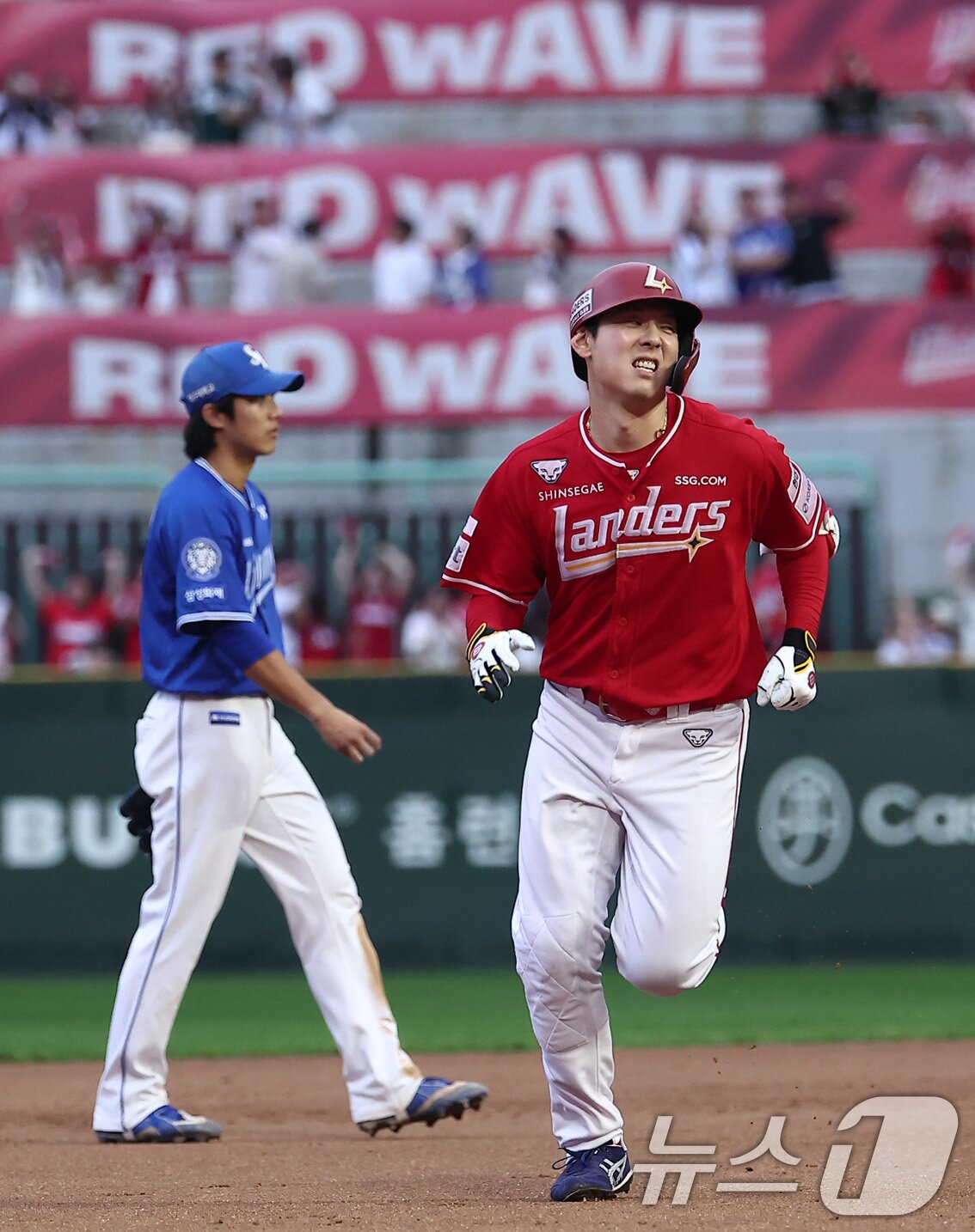 본문 이미지 - 11일 오후 인천 SSG 랜더스필드에서 열린 프로야구 2025 신한 SOL뱅크 KBO 준플레이오프 2차전 삼성 라이온즈와 SSG 랜더스의 경기, SSG 김성욱이 9회말 1사 끝내기 솔로홈런을 날린 후 포효하고 있다. 2025.10.11/뉴스1 ⓒ News1 김성진 기자