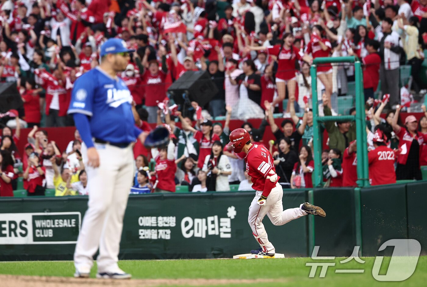 본문 이미지 - 준플레이오프 2차전에서 9회말 끝내기 홈런을 허용한 삼성 라이온즈 투수 아리엘 후라도&#40;왼쪽&#41;. 2025.10.11/뉴스1 ⓒ News1 김성진 기자