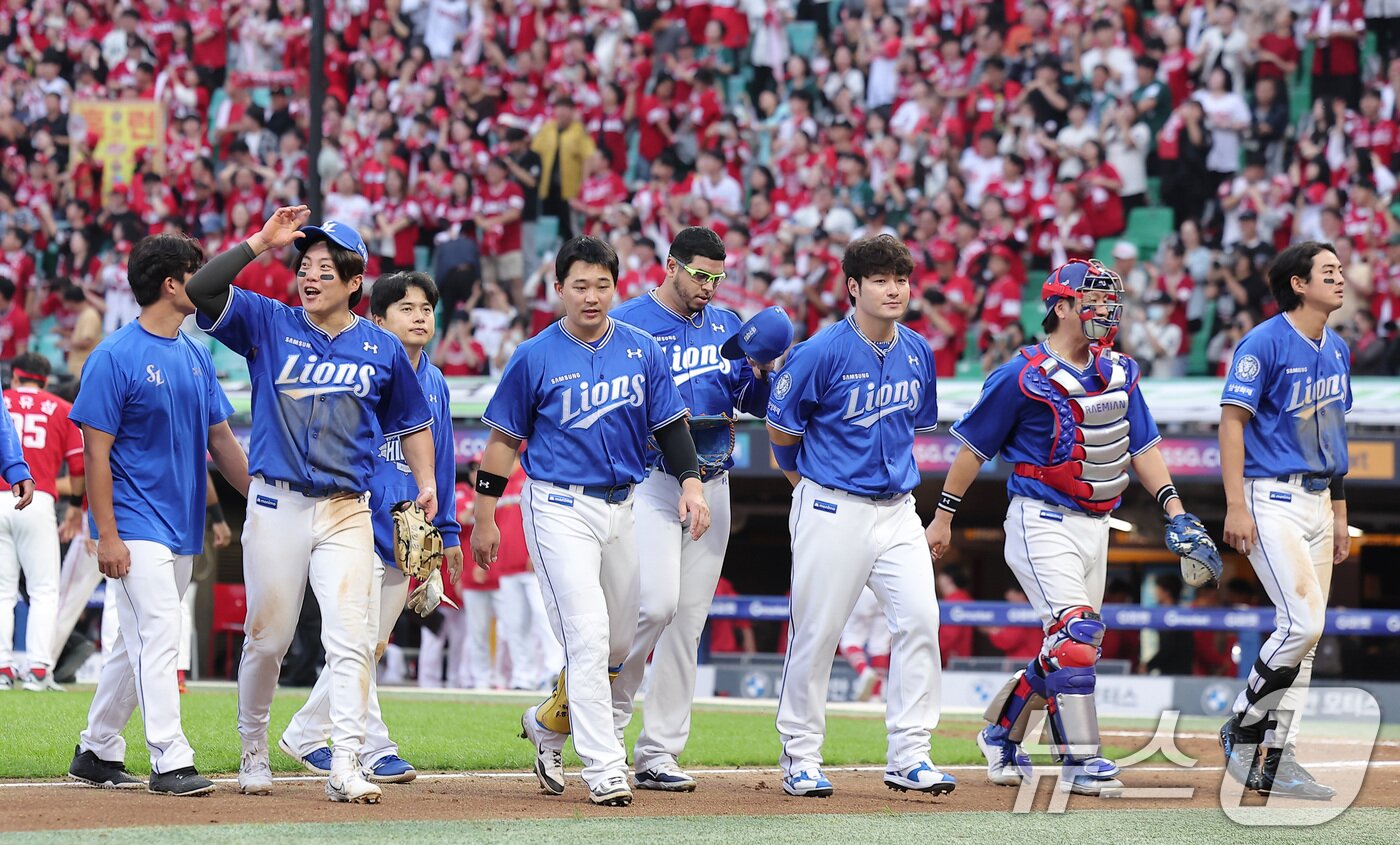 본문 이미지 - 11일 오후 인천 SSG 랜더스필드에서 열린 프로야구 2025 신한 SOL뱅크 KBO 준플레이오프 2차전 삼성 라이온즈와 SSG 랜더스의 경기, SSG 김성욱이 9회말 1사 끝내기 솔로홈런을 날린 후 포효하고 있다. 2025.10.11/뉴스1 ⓒ News1 김성진 기자