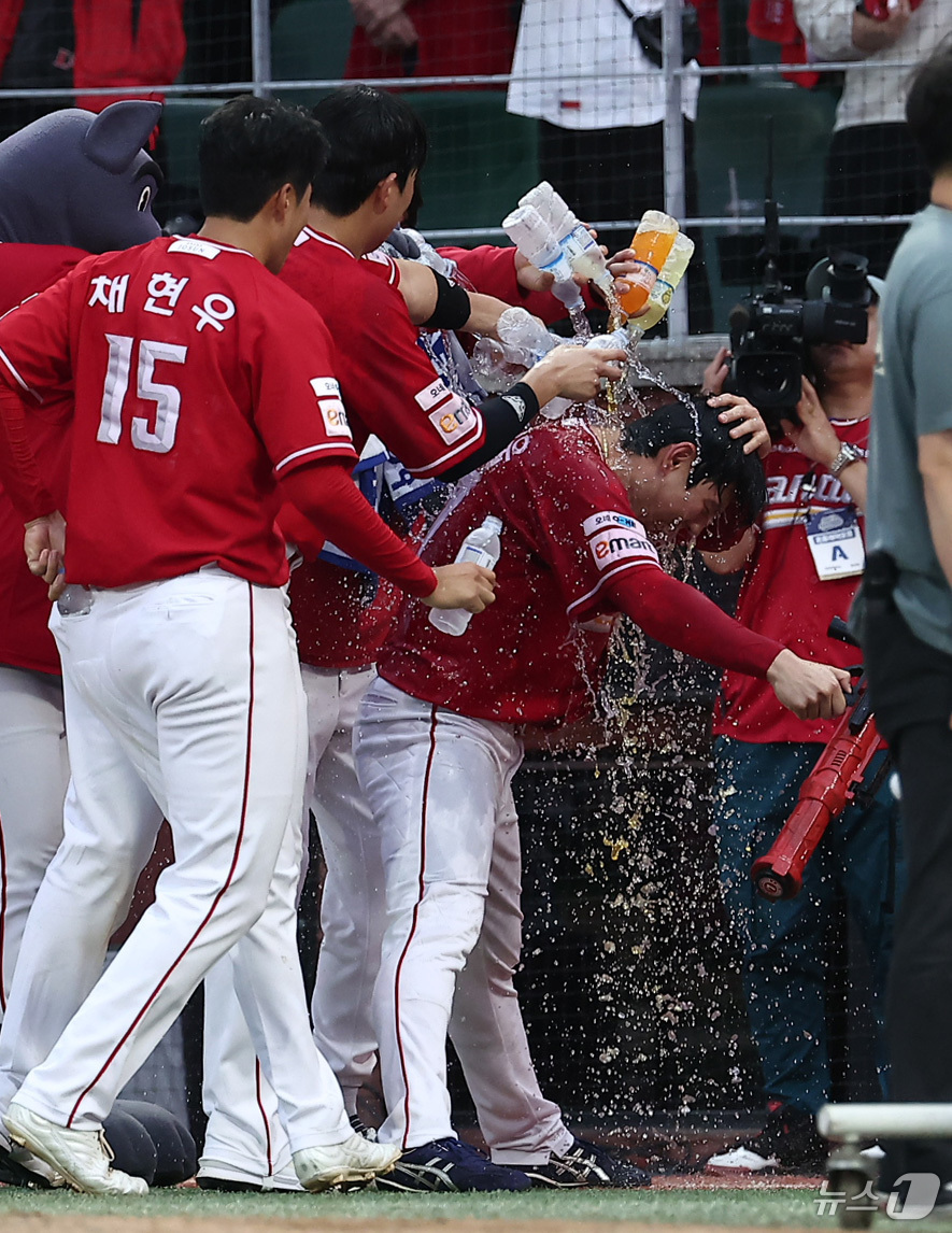 (인천=뉴스1) 김성진 기자 = 11일 오후 인천 SSG 랜더스필드에서 열린 프로야구 2025 신한 SOL뱅크 KBO 준플레이오프 2차전 삼성 라이온즈와 SSG 랜더스의 경기가 S …