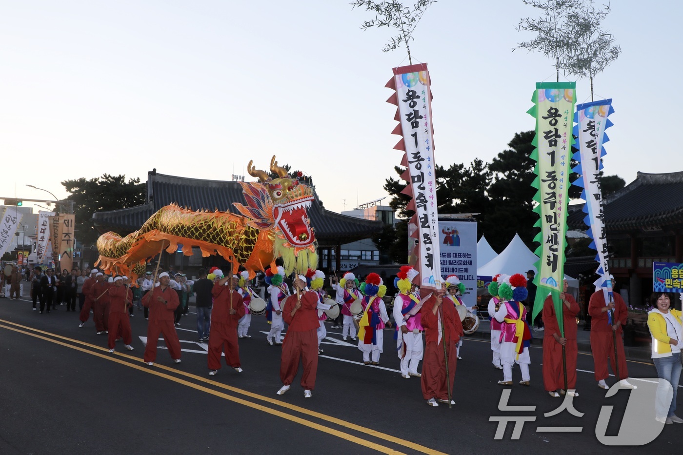 (제주=뉴스1) 고동명 기자 = 제64회 탐라문화제 이틀째인 11일 오후 참가자들이 제주시 관덕정에서 탑동까지 퍼레이드를 펼치고 있다 .2025.10.11/뉴스1