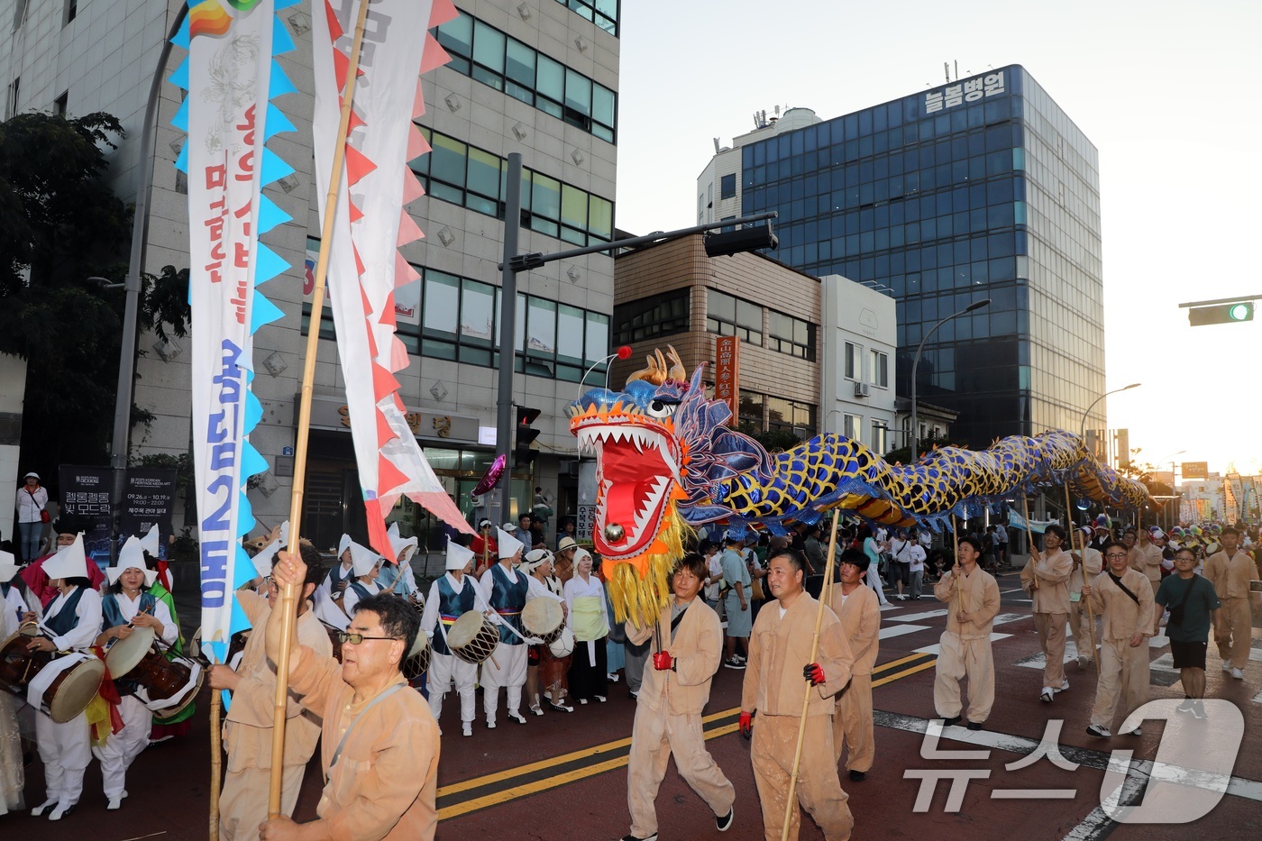 (제주=뉴스1) 고동명 기자 = 제64회 탐라문화제 이틀째인 11일 오후 참가자들이 제주시 관덕정에서 탑동까지 퍼레이드를 펼치고 있다 .2025.10.11/뉴스1