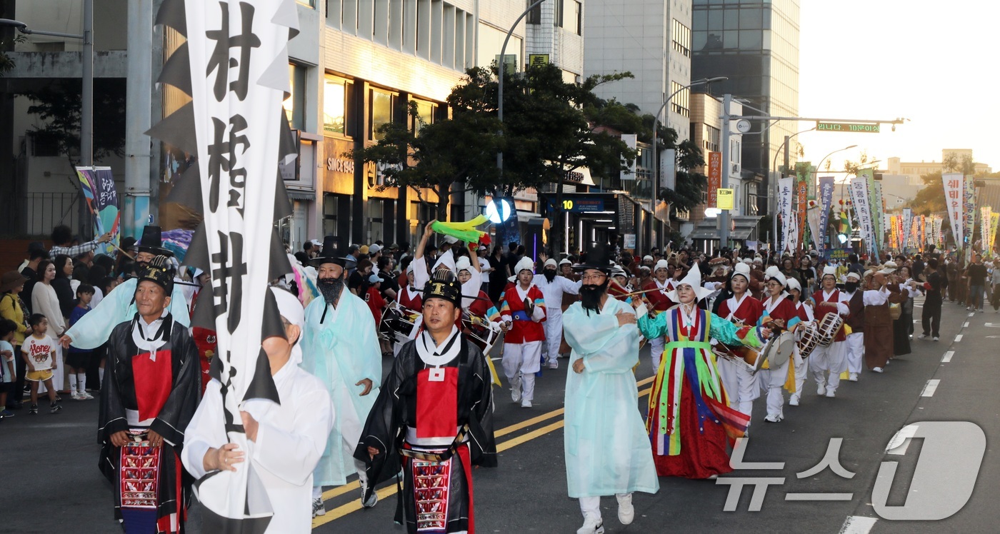 (제주=뉴스1) 고동명 기자 = 제64회 탐라문화제 이틀째인 11일 오후 참가자들이 제주시 관덕정에서 탑동까지 퍼레이드를 펼치고 있다 .2025.10.11/뉴스1