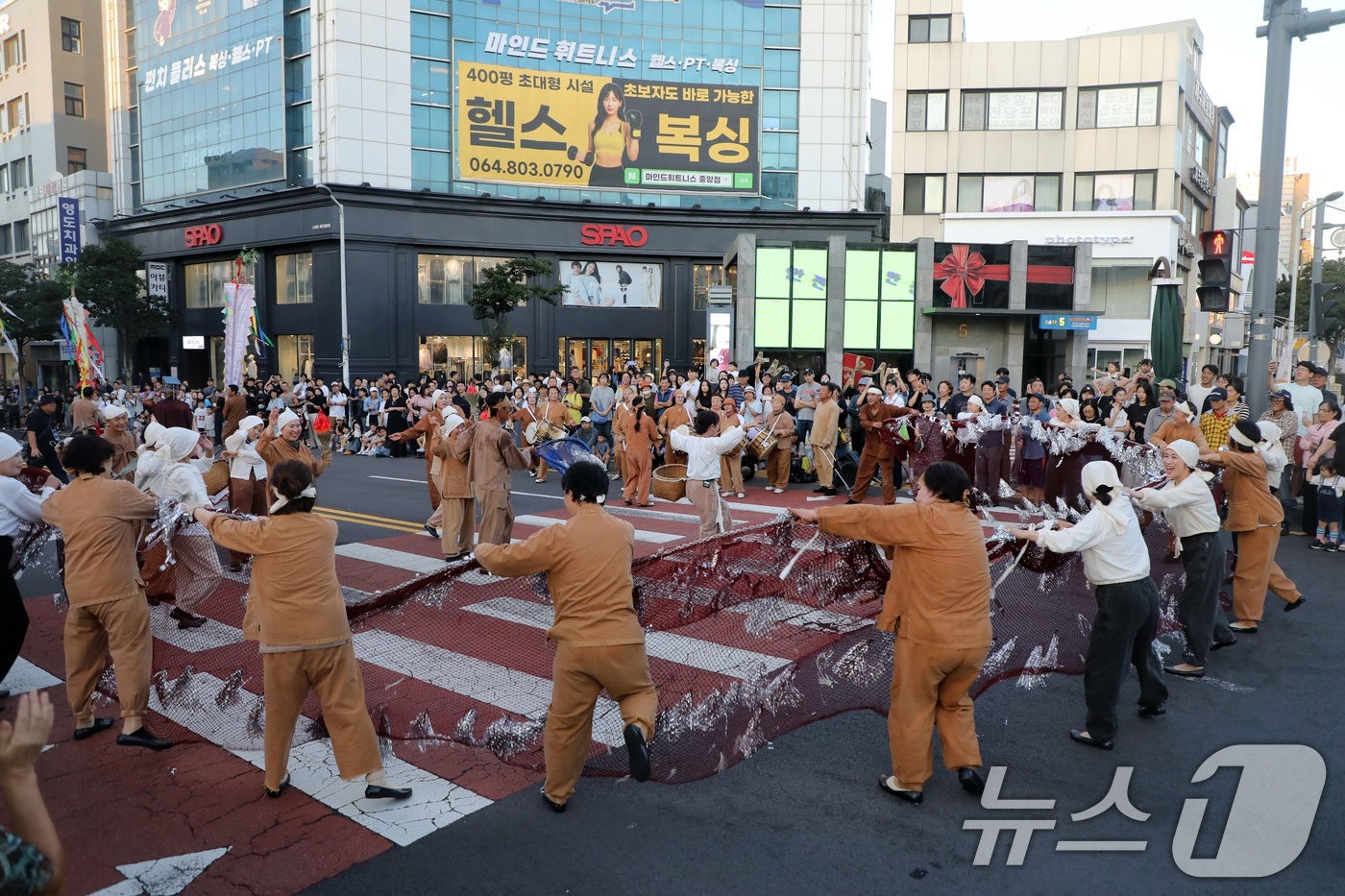 (제주=뉴스1) 고동명 기자 = 제64회 탐라문화제 이틀째인 11일 오후 참가자들이 제주시 관덕정에서 탑동까지 퍼레이드를 펼치고 있다 .2025.10.11/뉴스1
