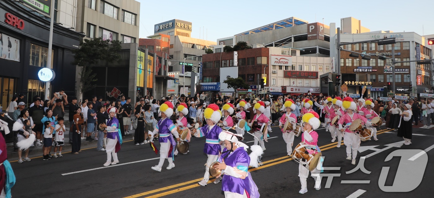 (제주=뉴스1) 고동명 기자 = 제64회 탐라문화제 이틀째인 11일 오후 참가자들이 제주시 관덕정에서 탑동까지 퍼레이드를 펼치고 있다 .2025.10.11/뉴스1