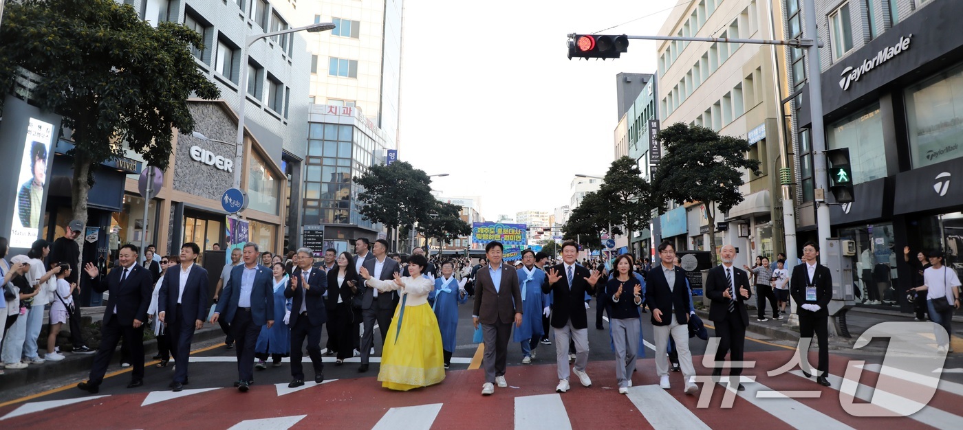 (제주=뉴스1) 고동명 기자 = 제64회 탐라문화제 이틀째인 11일 오후 오영훈 제주지사, 김광수 교육감, 이상봉 도의회 의장 등 주요 내빈들이 제주시 관덕정에서 탑동까지 이어진 …