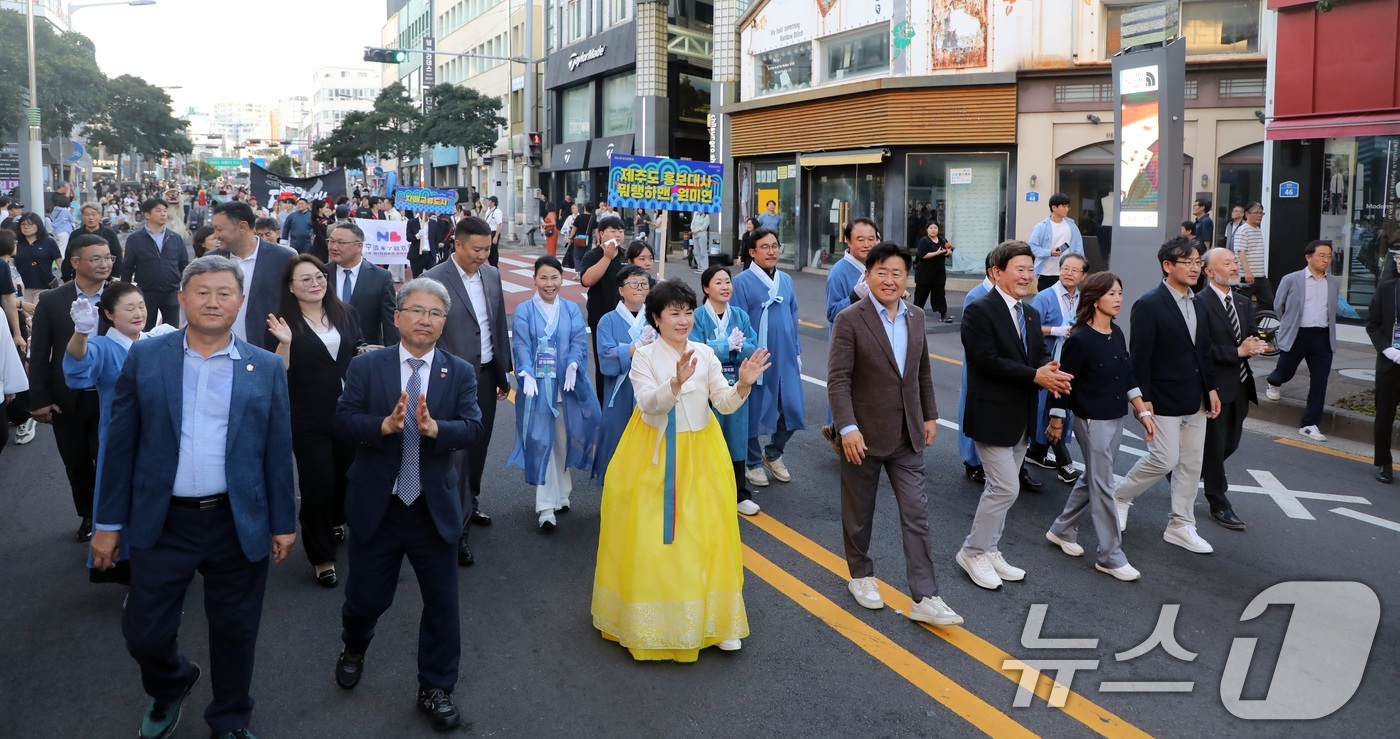 (제주=뉴스1) 고동명 기자 = 제64회 탐라문화제 이틀째인 11일 오후 오영훈 제주지사, 김광수 교육감, 이상봉 도의회 의장 등 주요 내빈들이 제주시 관덕정에서 탑동까지 이어진 …