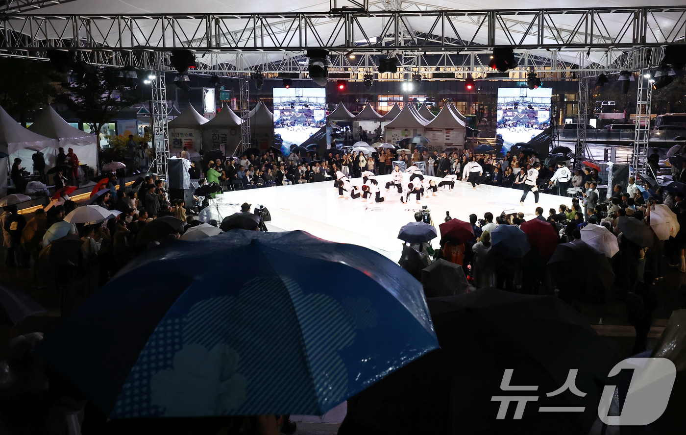 (서울=뉴스1) 김민지 기자 = 11일 서울 종로구 광화문광장에서 열린 2025 한글한마당 행사에서 시민들이 태권한류 팀의 태권도 공연을 보고 있다. 2025.10.11/뉴스1