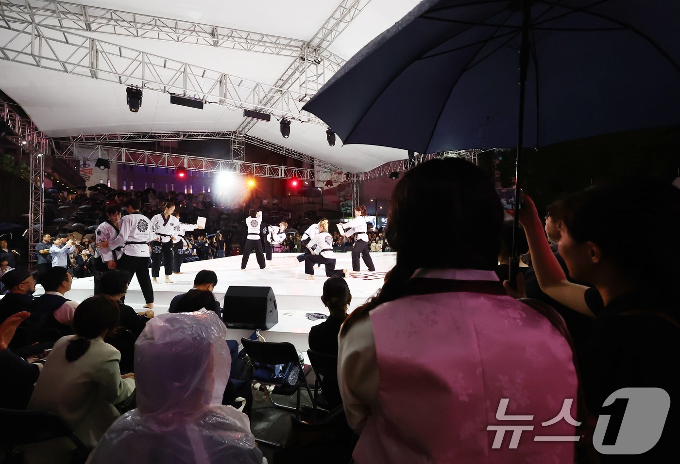 (서울=뉴스1) 김민지 기자 = 11일 서울 종로구 광화문광장에서 열린 2025 한글한마당 행사에서 시민들이 태권한류 팀의 태권도 공연을 보고 있다. 2025.10.11/뉴스1