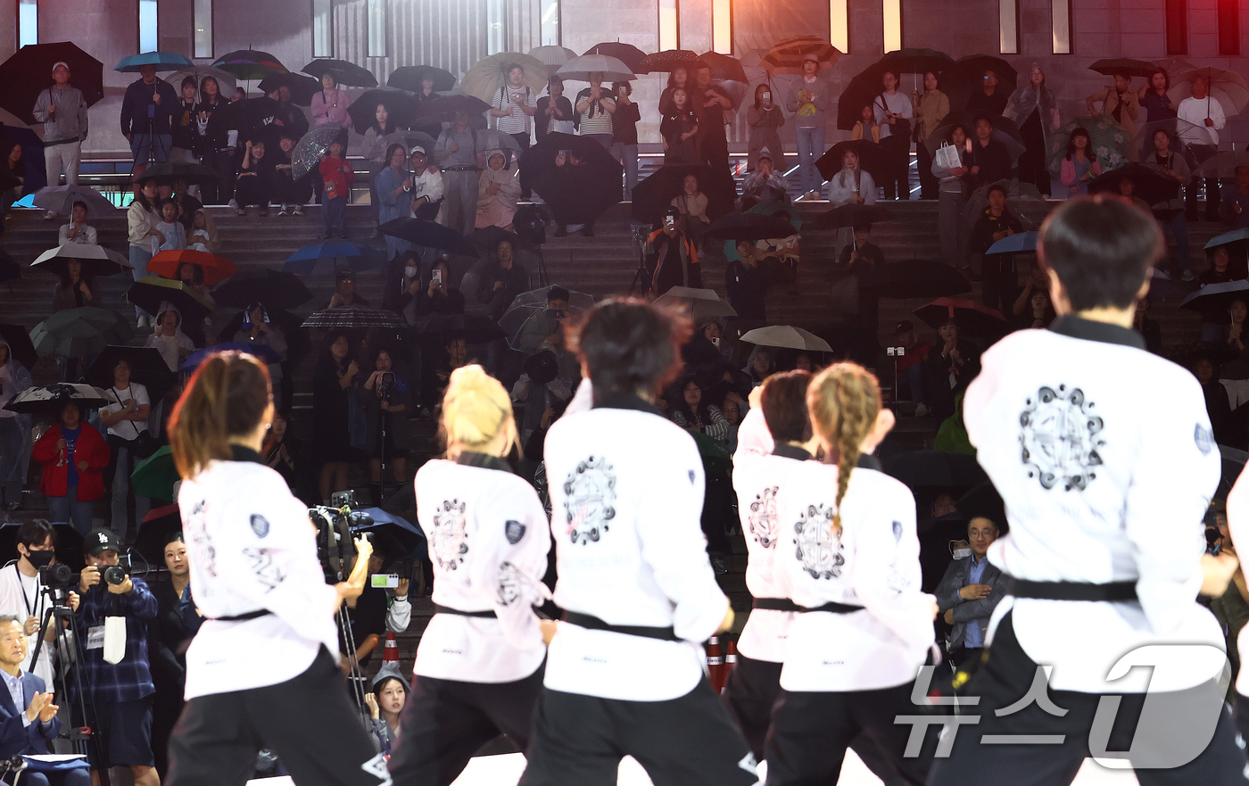 (서울=뉴스1) 김민지 기자 = 11일 서울 종로구 광화문광장에서 열린 2025 한글한마당 행사에서 시민들이 태권한류 팀의 태권도 공연을 보고 있다. 2025.10.11/뉴스1