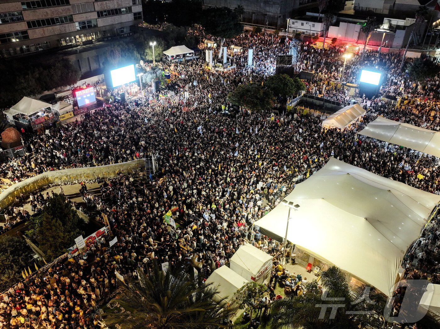 본문 이미지 - 이스라엘 텔아비브에서 열린 가자지구 휴전 합의 환영 집회. 2025.10.11 ⓒ 로이터=뉴스1 ⓒ News1 이지예 객원기자