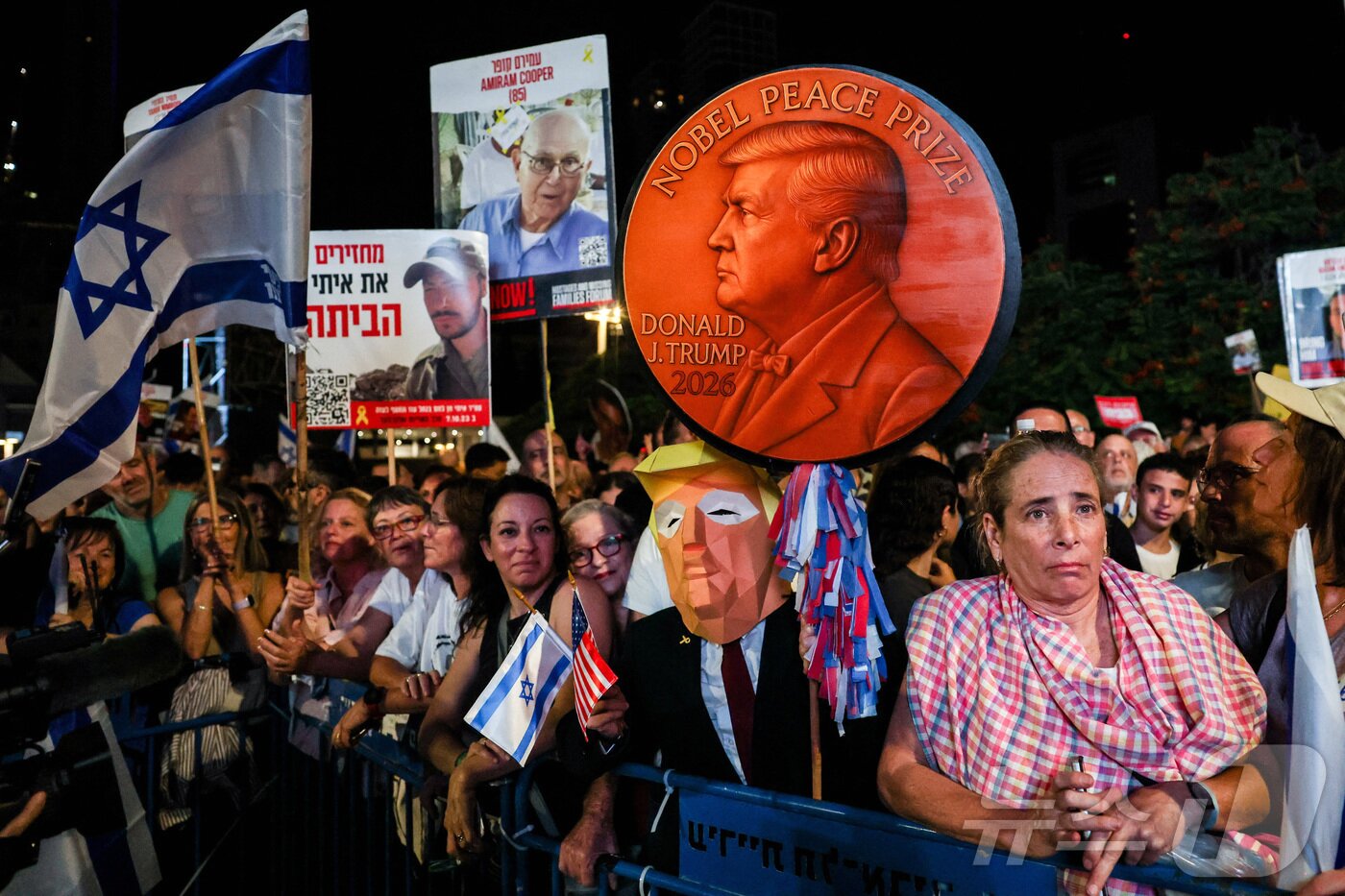 본문 이미지 - 이스라엘 텔아비브에서 열린 가자지구 휴전 합의 환영 집회. 2025.10.11 ⓒ 로이터=뉴스1 ⓒ News1 이지예 객원기자