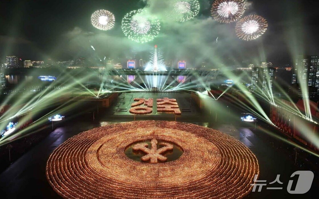 본문 이미지 - 북한이 지난 11일 평양 김일성광장에서 노동당 창건 80주년 경축 군중시위 및 횃불야회를 진행했다.[국내에서만 사용가능. 재배포 금지. DB 금지. For Use Only in the Republic of Korea. Redistribution Prohibited] rodongphoto@news1.kr