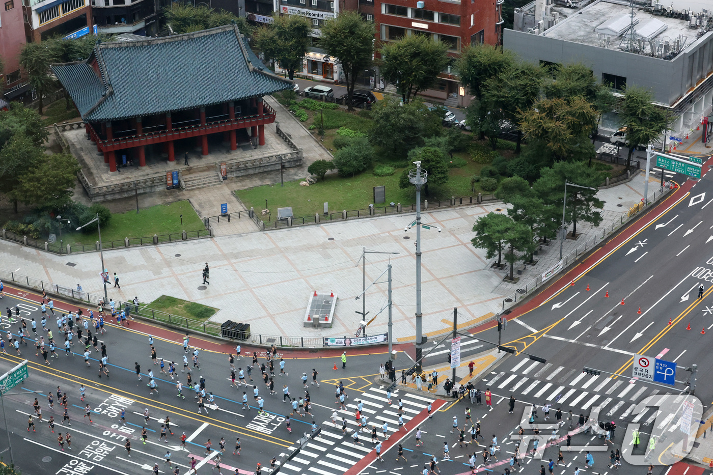 (서울=뉴스1) 박세연 기자 = 12일 '2025 서울달리기' 대회 참가자들이 서울 종로구 보신각 앞 종로를 달리고 있다.청계광장에서 출발해 무교로로 골인하는 이번 대회는 하프코스 …