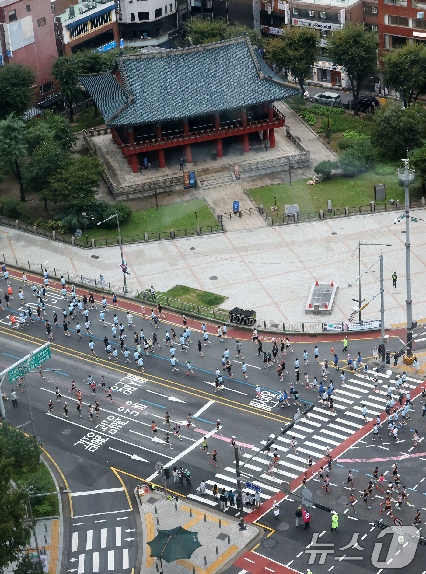 (서울=뉴스1) 박세연 기자 = 12일 '2025 서울달리기' 대회 참가자들이 서울 종로구 보신각 앞 종로를 달리고 있다.청계광장에서 출발해 무교로로 골인하는 이번 대회는 하프코스 …