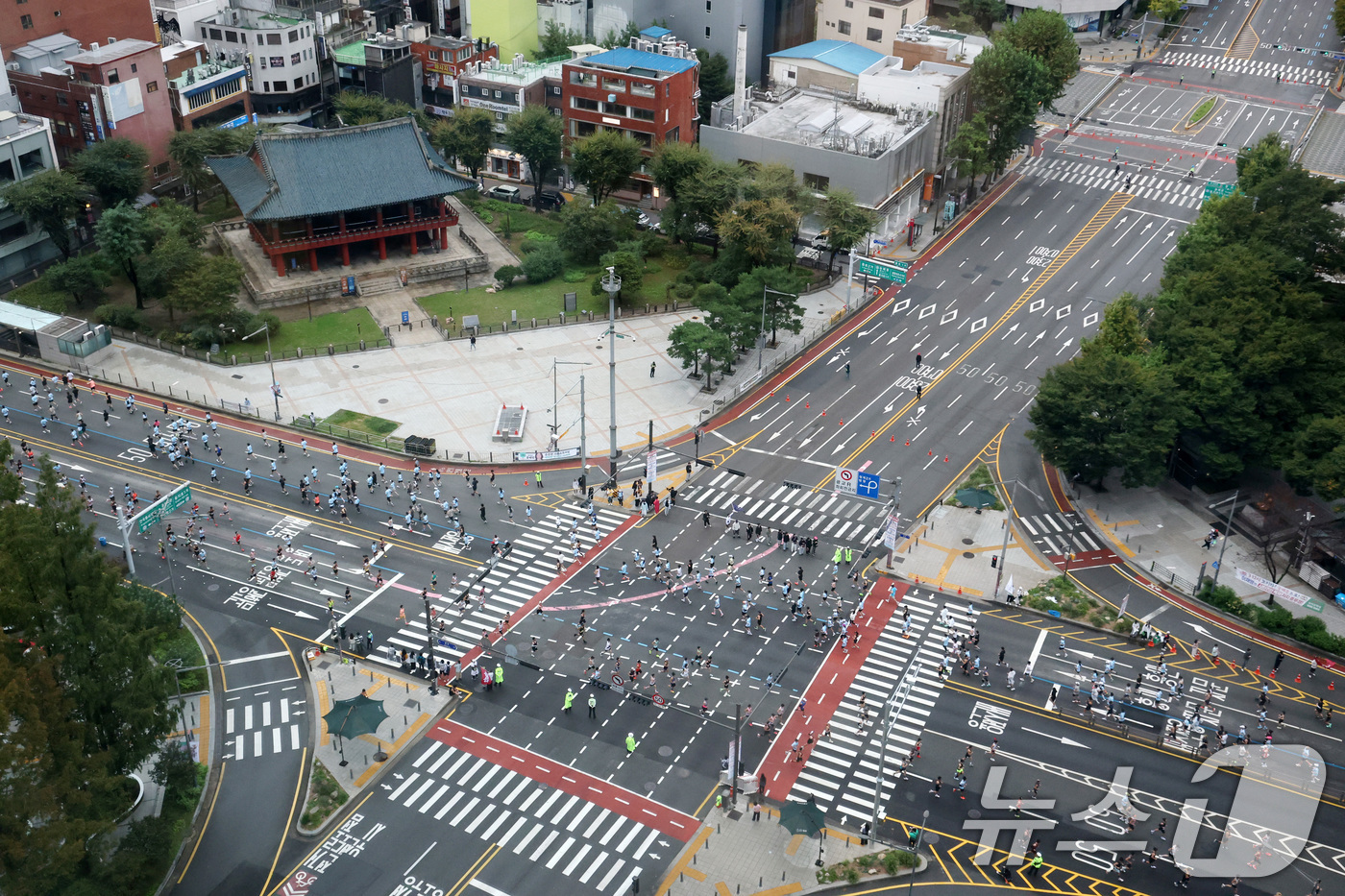 (서울=뉴스1) 박세연 기자 = 12일 '2025 서울달리기' 대회 참가자들이 서울 종로구 보신각 앞 종로를 달리고 있다.청계광장에서 출발해 무교로로 골인하는 이번 대회는 하프코스 …