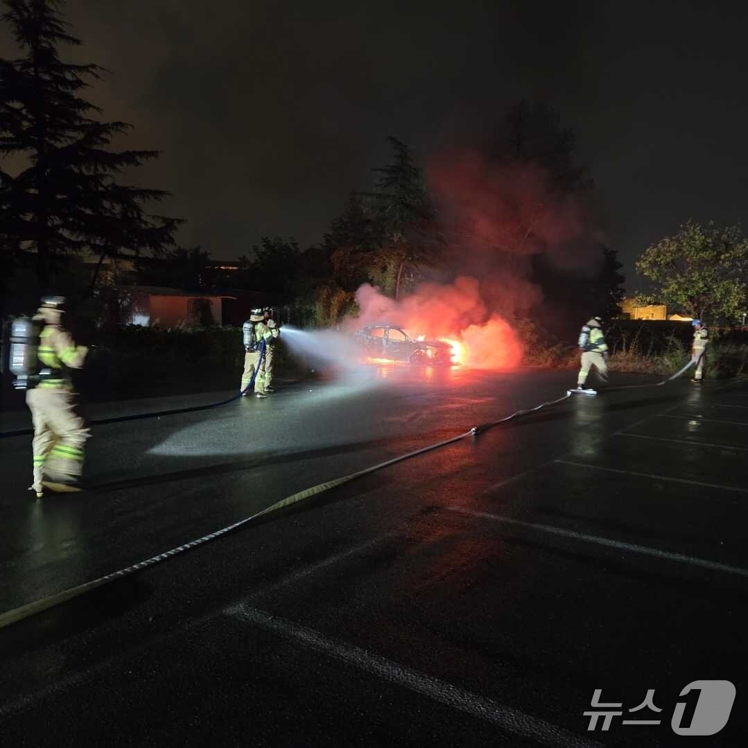 본문 이미지 - 12일 새벽 강원 겅릉 경포공영주자창 차량화재 진화 현장.&#40;강릉소방서 제공, 재판매 및 DB 금지&#41; 2025.10.12/뉴스1