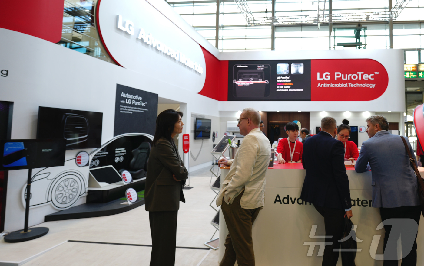 (서울=뉴스1) = LG전자가 독일에서 8일(현지시간)부터 열리고 있는 K 2025에 참가해 항균 기능성 소재 ‘퓨로텍(PuroTec™)’을 선보였다고 12일 밝혔다. LG전자는 …