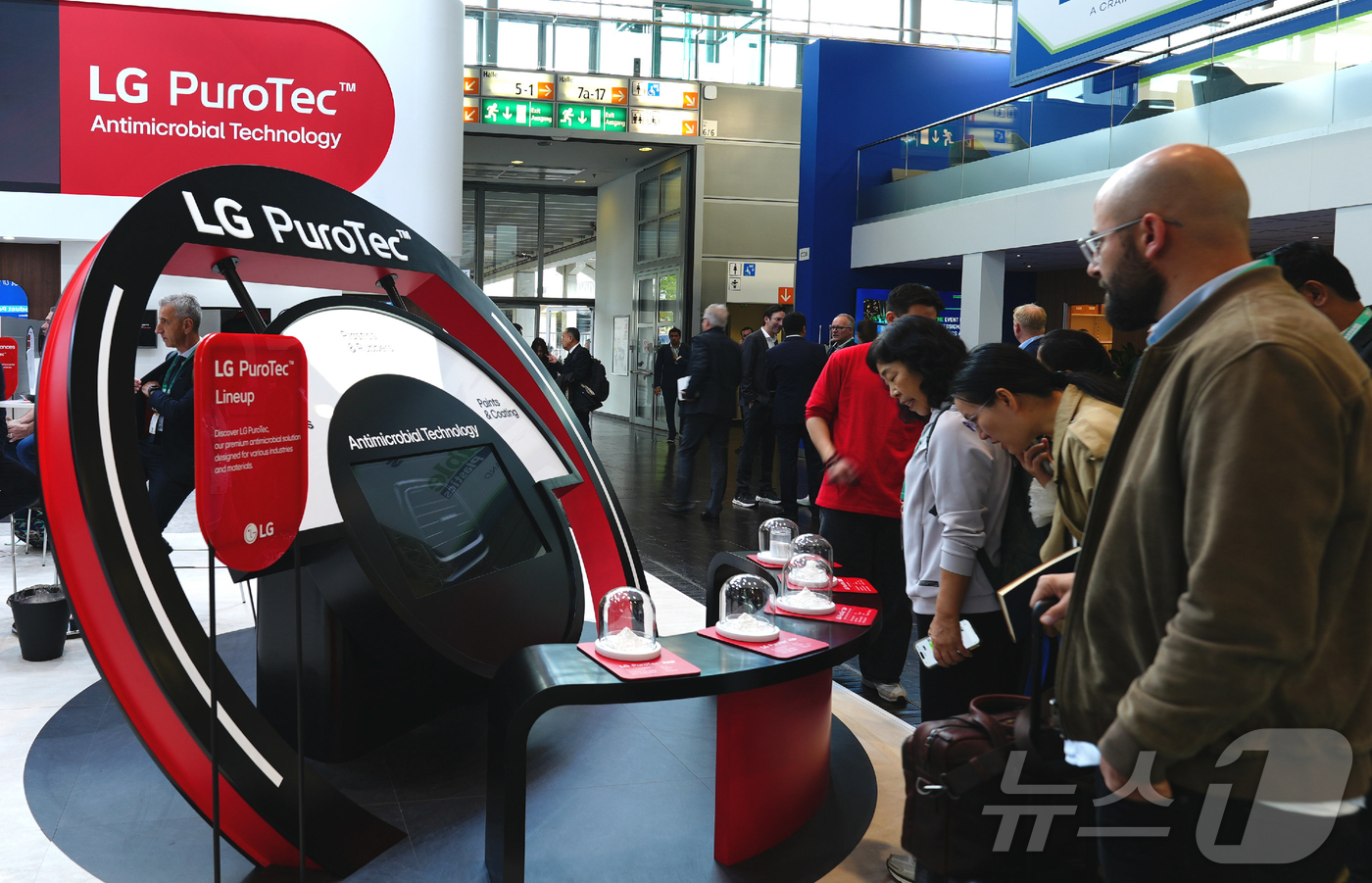 (서울=뉴스1) = LG전자가 독일에서 8일(현지시간)부터 열리고 있는 K 2025에 참가해 항균 기능성 소재 ‘퓨로텍(PuroTec™)’을 선보였다고 12일 밝혔다. LG전자는 …