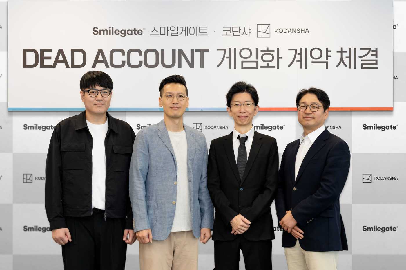 본문 이미지 - 스마일게이트가 코단샤와 만화 '데드 어카운트'의 게임화 라이선스 계약을 체결했다. 왼쪽부터 조경주, 박영재 이안게임즈 공동대표, 후루카와 신 코단샤 부장, 백영훈 스마일게이트 홀딩스 메가포트 부문 대표(스마일게이트 제공. 재판매 및 DB금지)2025.10.12/뉴스1