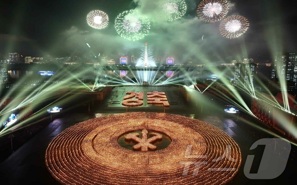 (평양 노동신문=뉴스1) = 북한 노동당 기관지 노동신문은 12일 "조선노동당 창건 80돐(주년) 경축 군중시위 및 횃불야회가 11일 김일성광장에서 진행되였다"고 보도했다. [국내 …