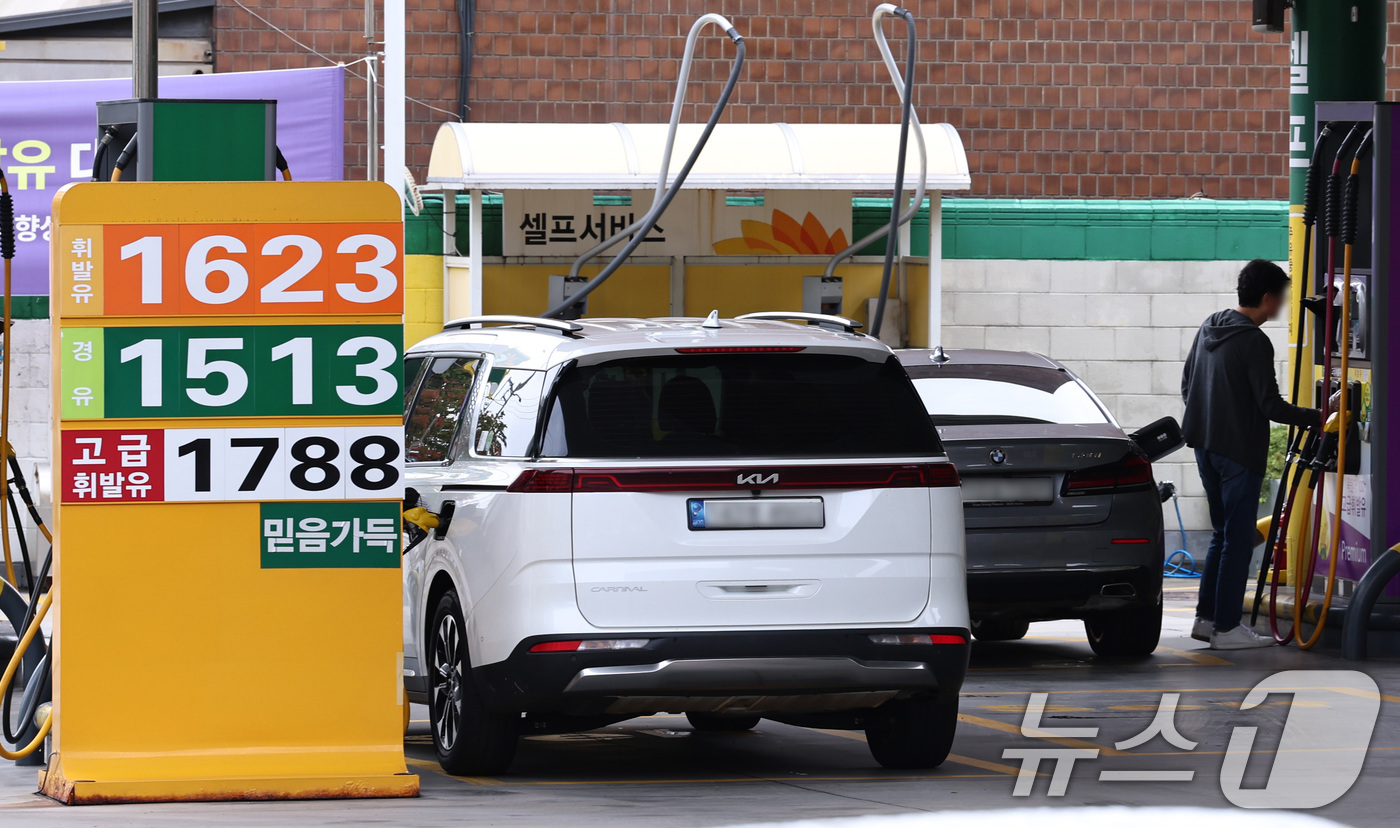 (서울=뉴스1) 구윤성 기자 = 황금연휴 기간 주유소 기름값이 3주 연속 상승세를 나타낸 가운데 12일 서울 시내의 한 주유소에서 시민들이 차량에 주유를 하고 있다.지난 11일 한 …