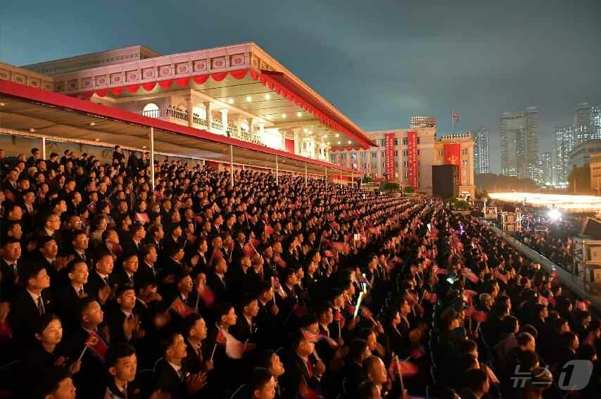 (평양 노동신문=뉴스1) = 북한 노동당 기관지 노동신문은 12일 "조선노동당 창건 80돐(주년) 경축 군중시위 및 횃불야회가 11일 김일성광장에서 진행되였다"고 보도했다. [국내 …